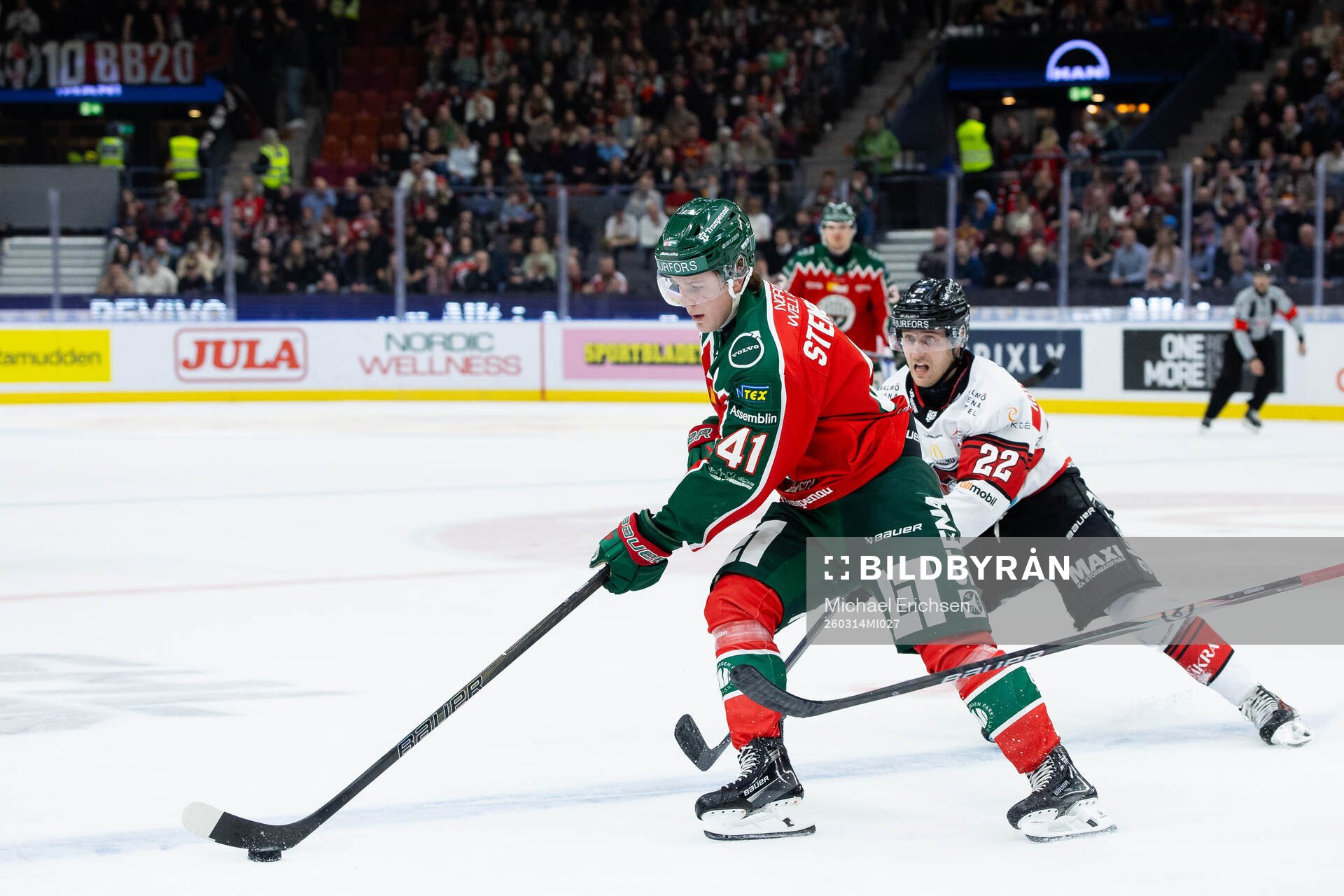 Frölundas Ivar Stenberg och Malmö Redhawks Janne Kuokkanen