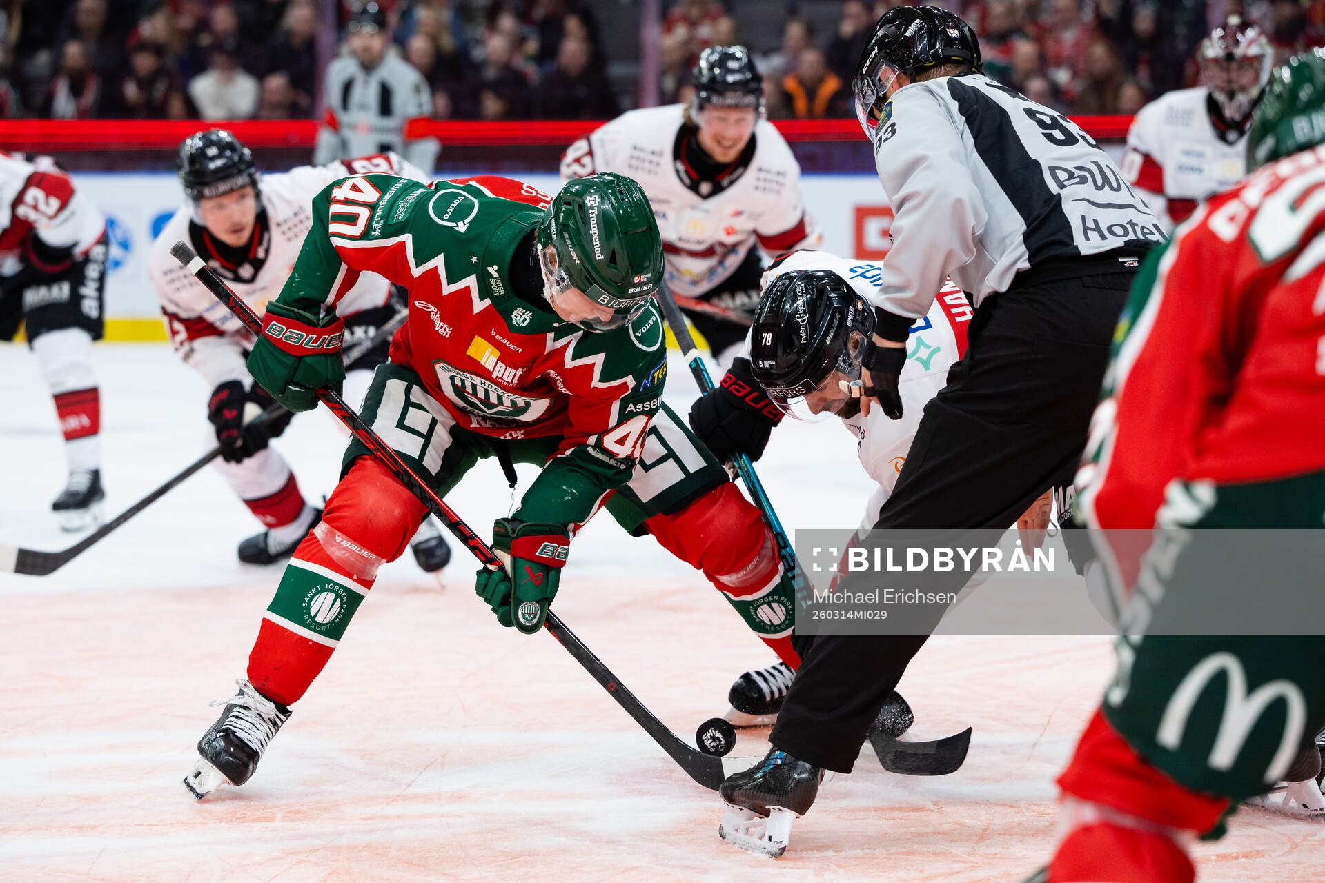 Frölundas Jacob Peterson tekar mot Malmö Redhawks Robin