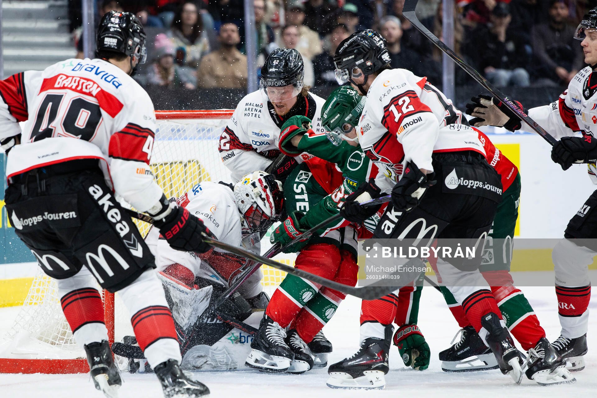 Frölundas Nicklas Lasu oroar framför Malmö Redhawks