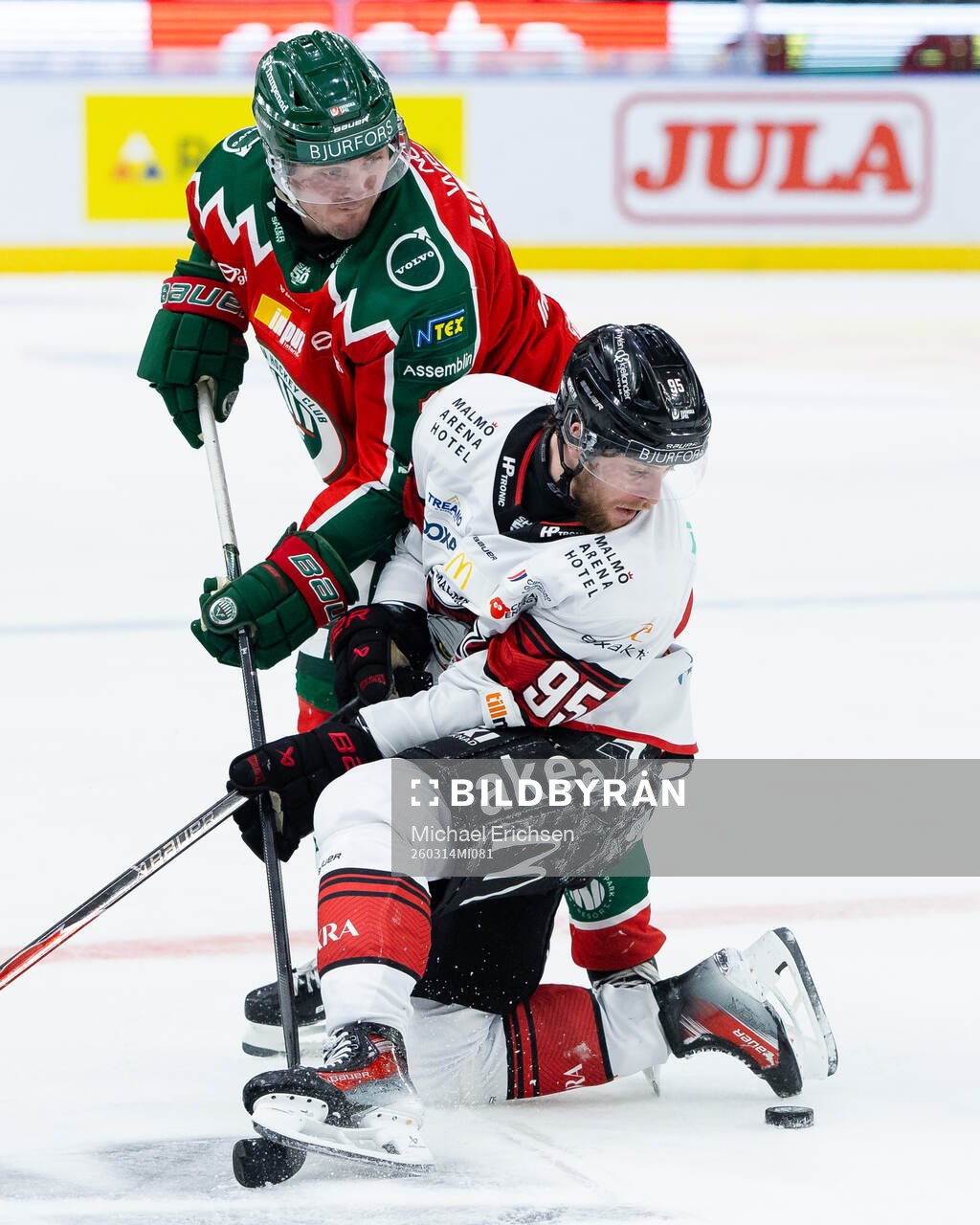 Frölundas Max Lindholm och Malmö Redhawks Carl Persson