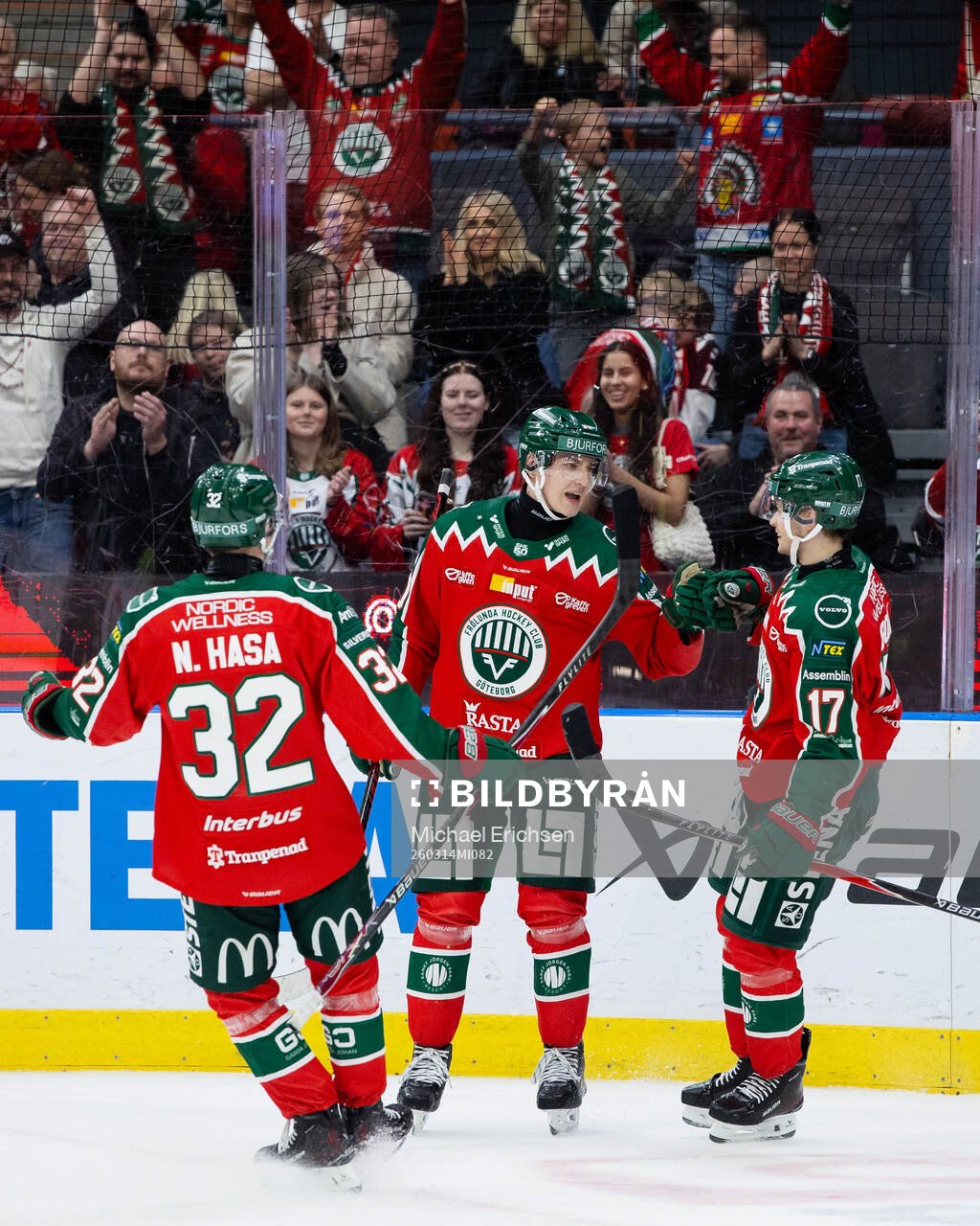 Frölundas Jacob Peterson jublar ihop med Noah Hasa och