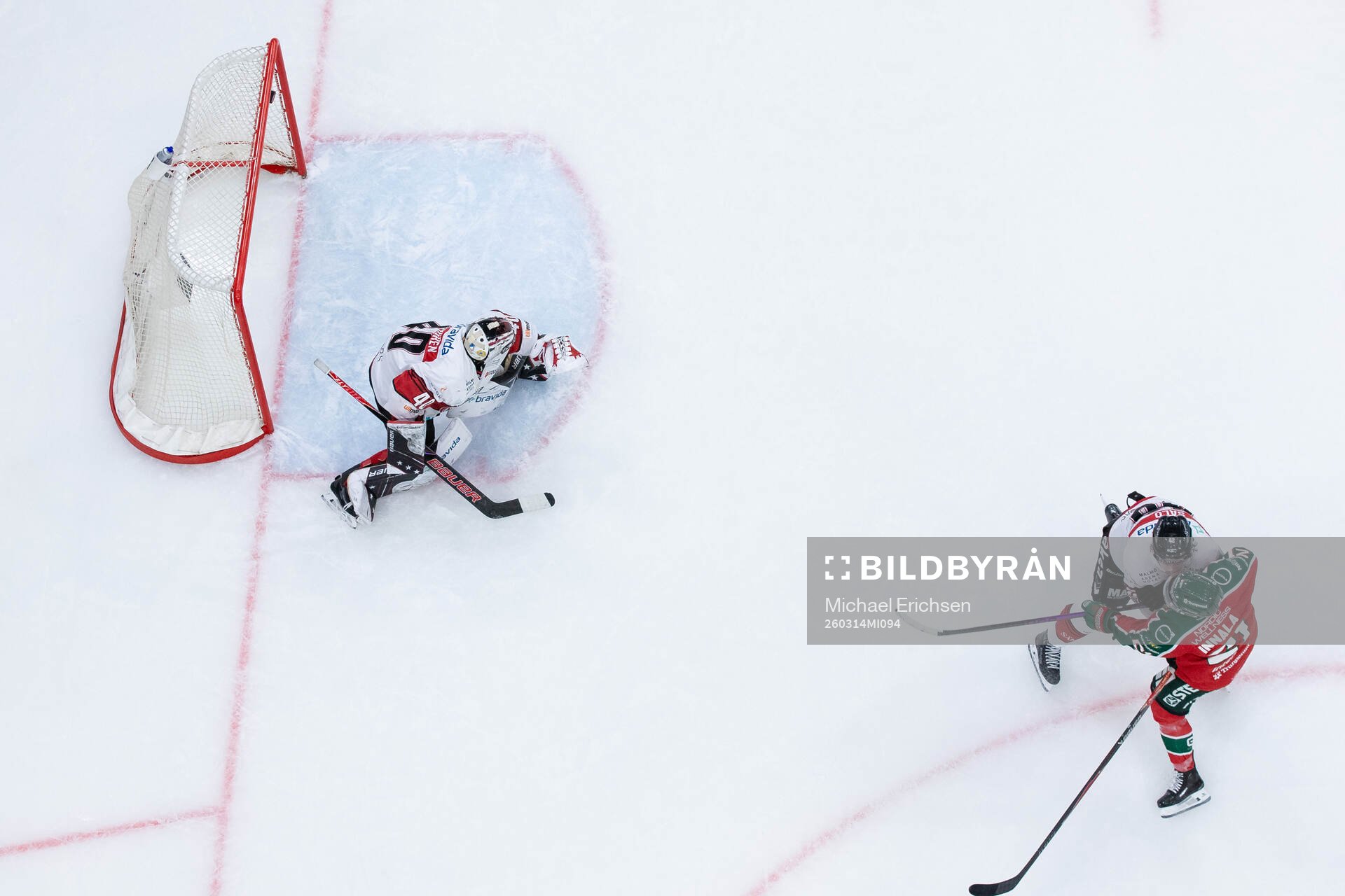 Frölundas Jere Innala skjuter 1-0 på Malmö Redhawks