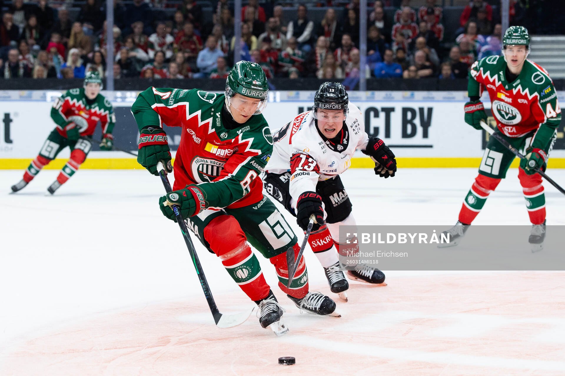 Frölundas Filip Hasa och Malmö Redhawks Petter Vesterheim