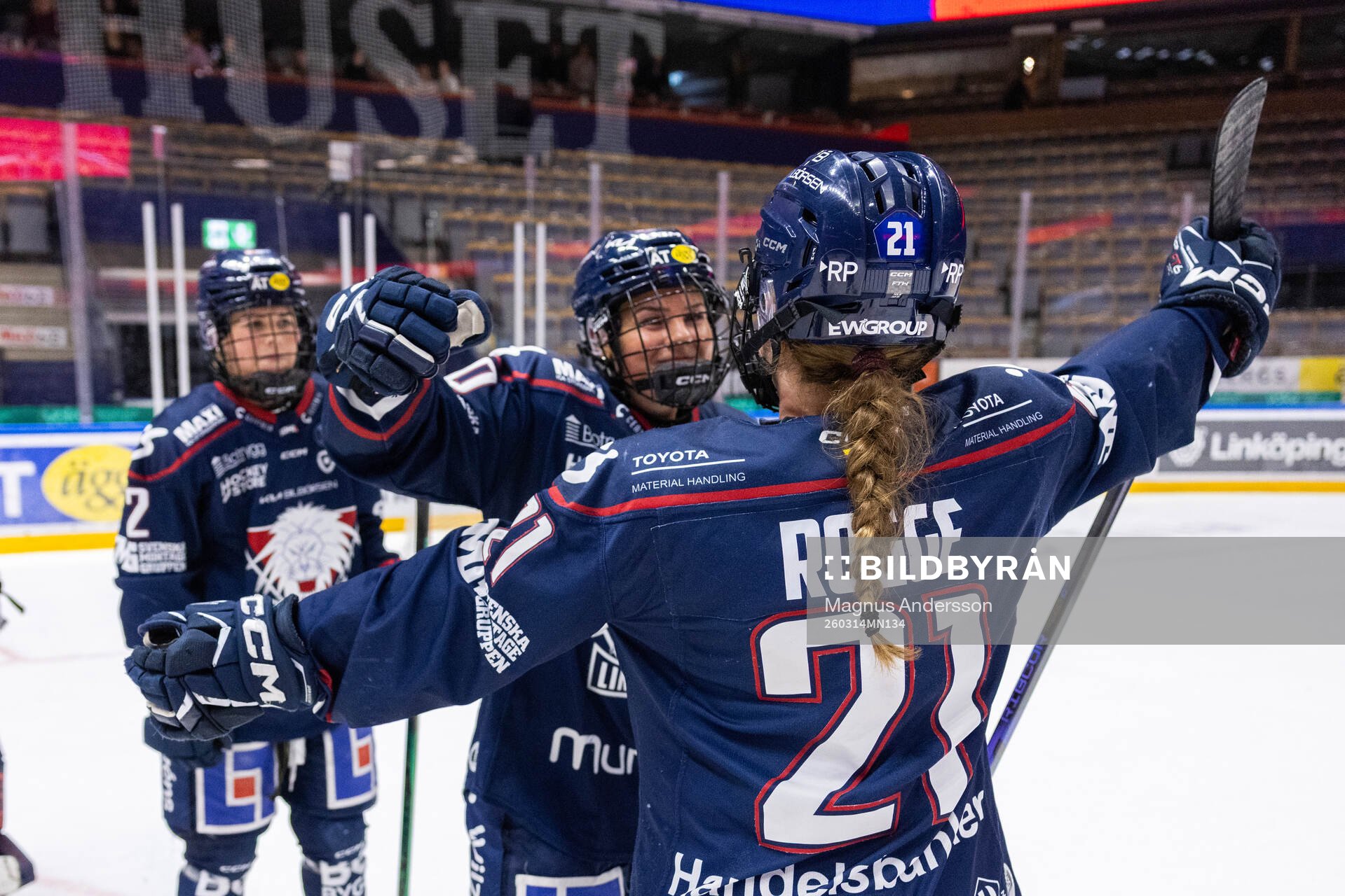 Linköpings Lova Blom och Naomi Rogge jublar