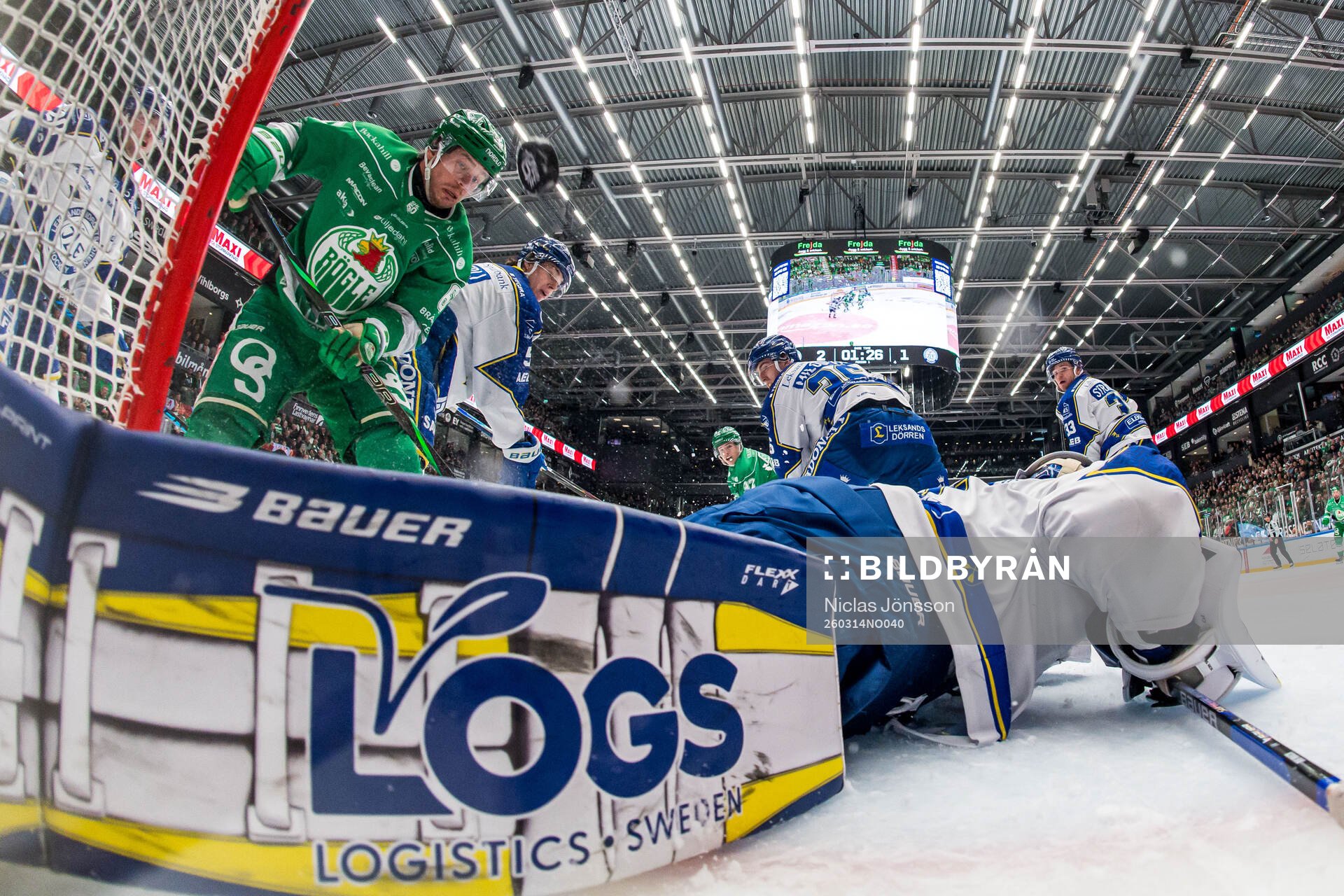 Rögles Leon Bristedt och Leksands målvakt Marcus Gidlöf