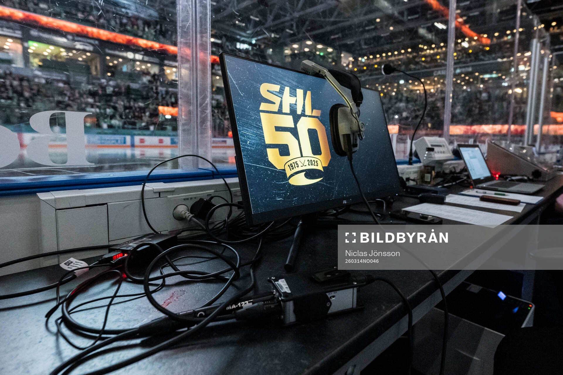 En monitor med ett par hörlurar