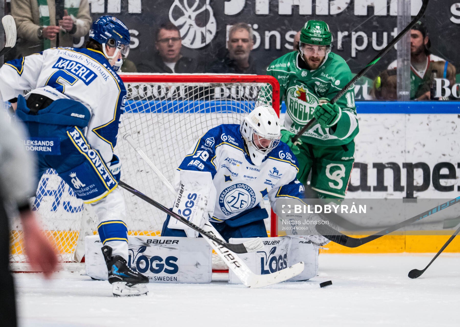 Leksands målvakt Filip Larsson och Rögles Dennis Everberg