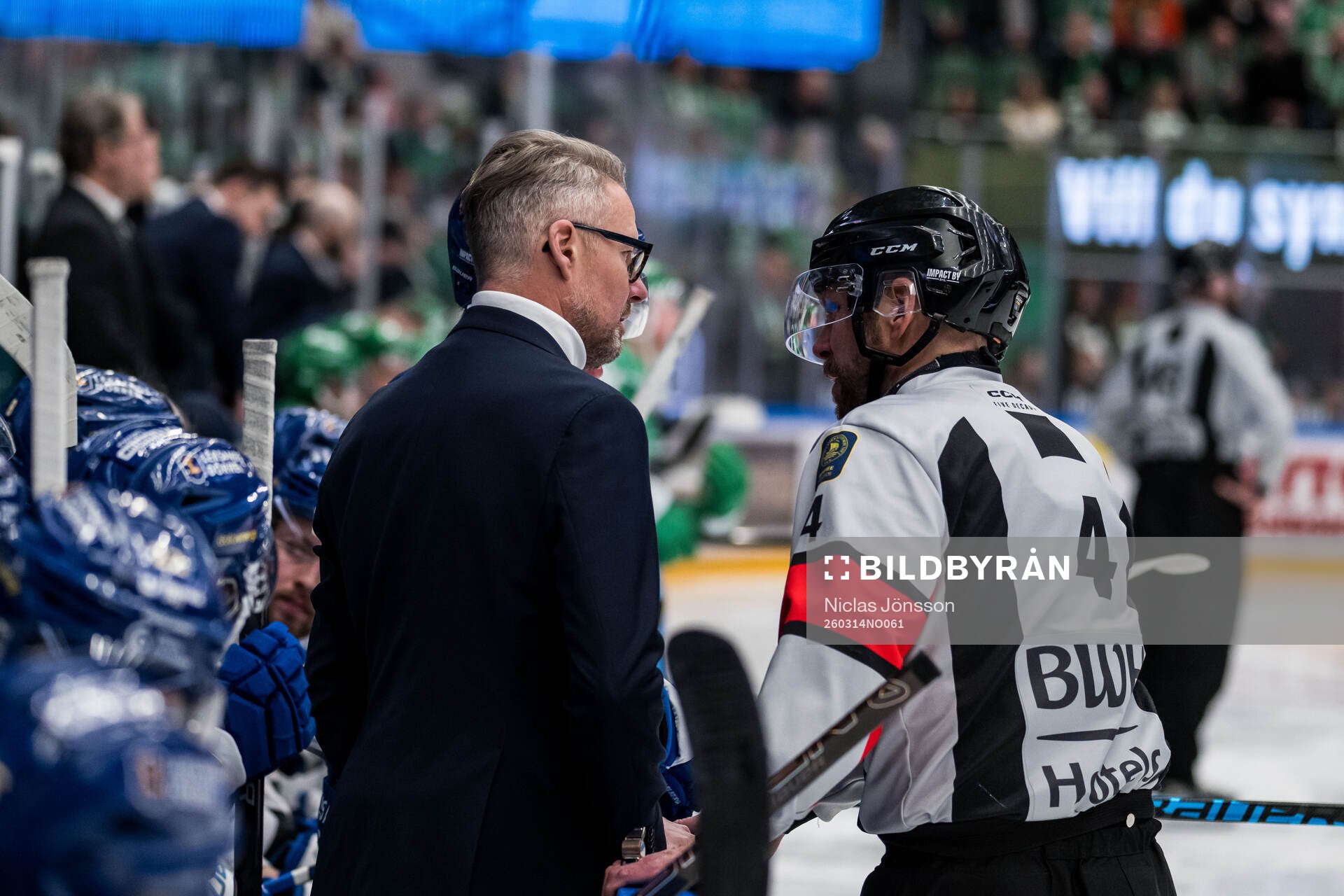 Leksands tränare Johan Hedberg i samtal med domaren