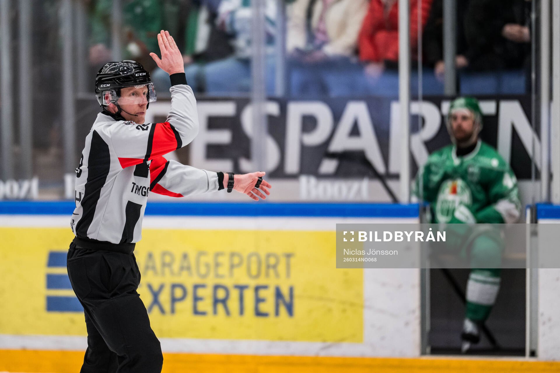 Domare Mikael Holm dömer matchstraff och Rögles Calvin De