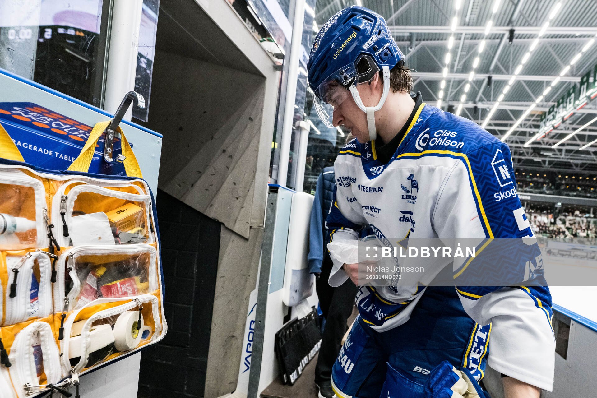 Leksands Andro Kaderli har en ispåse på handen