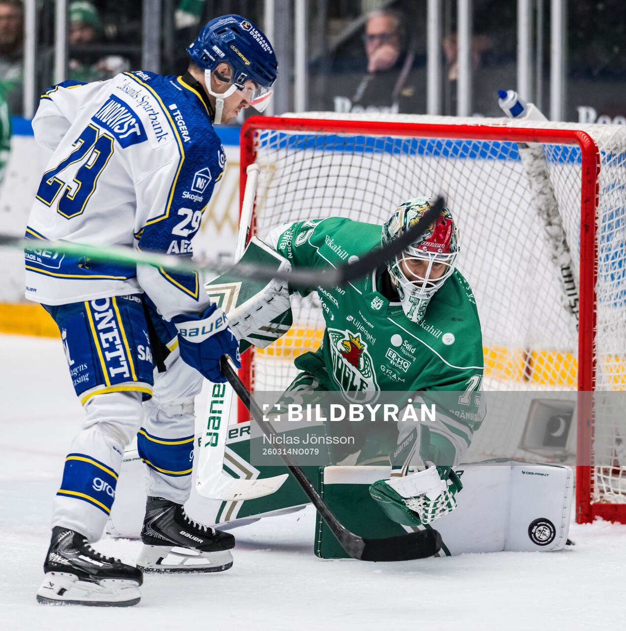 Leksands Michael Lindqvist och Rögles målvakt Arvid Holm