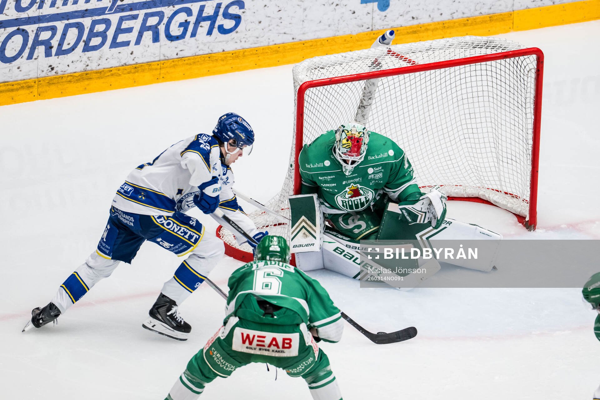 Leksands Lukas Vejdemo och Rögles målvakt Arvid Holm