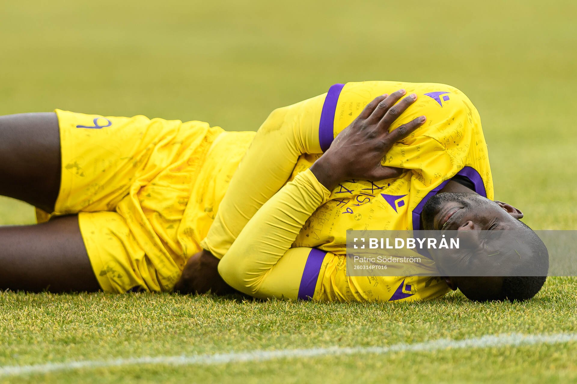 Mjällbys Abdoulie Manneh har ont