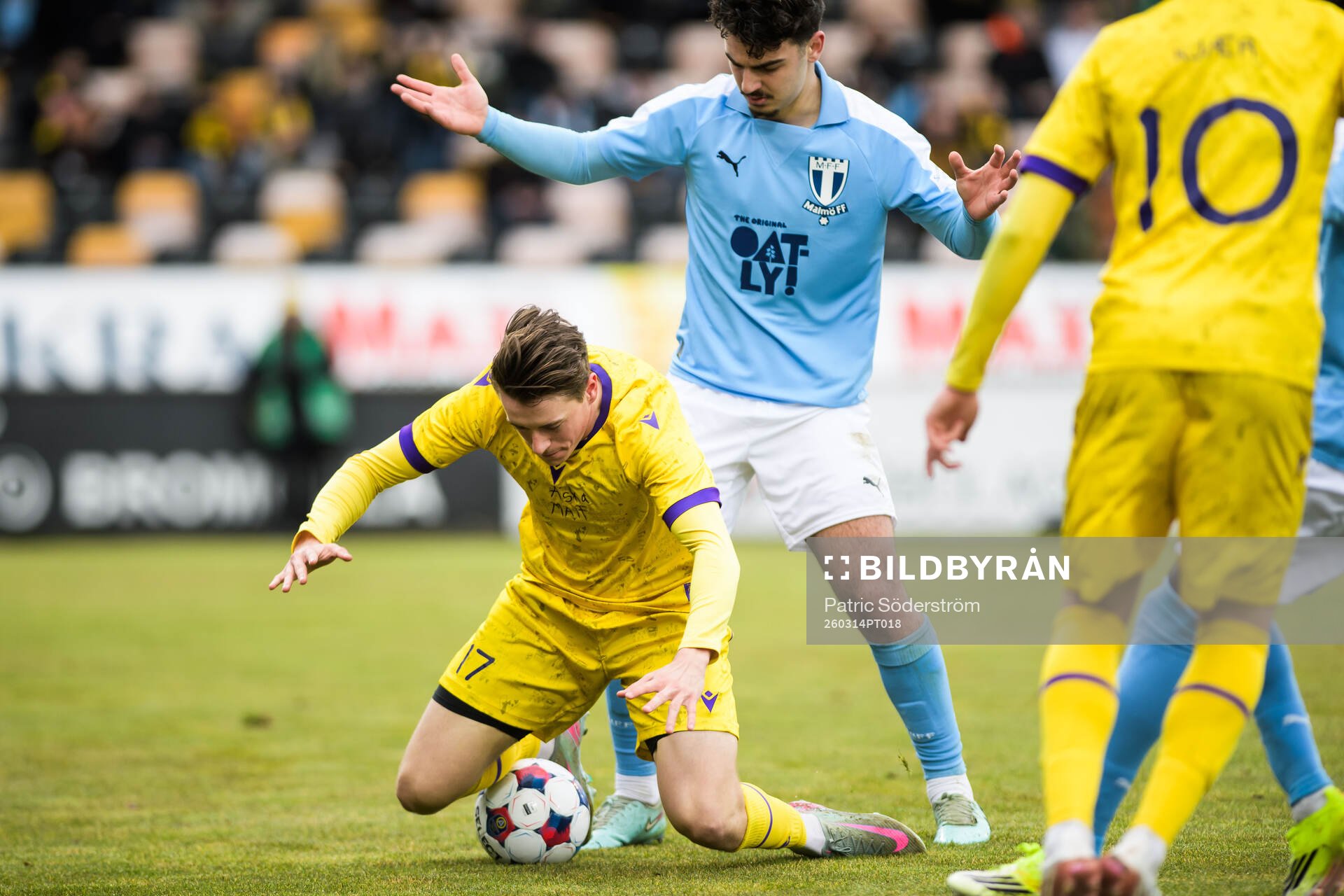 Mjällbys Elliot Stroud och Malmö FFs Bleon Kurtulus