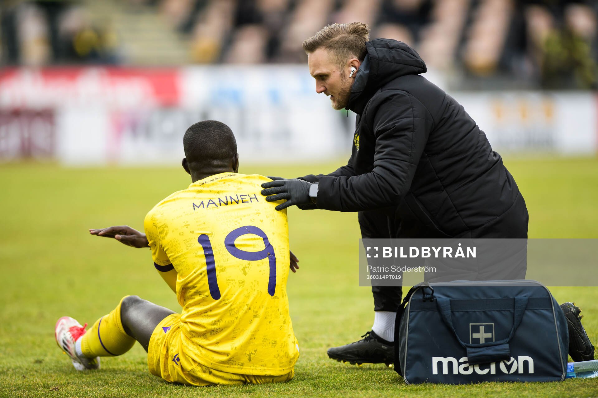 Mjällbys Abdoulie Manneh får vård av medicinsk personal