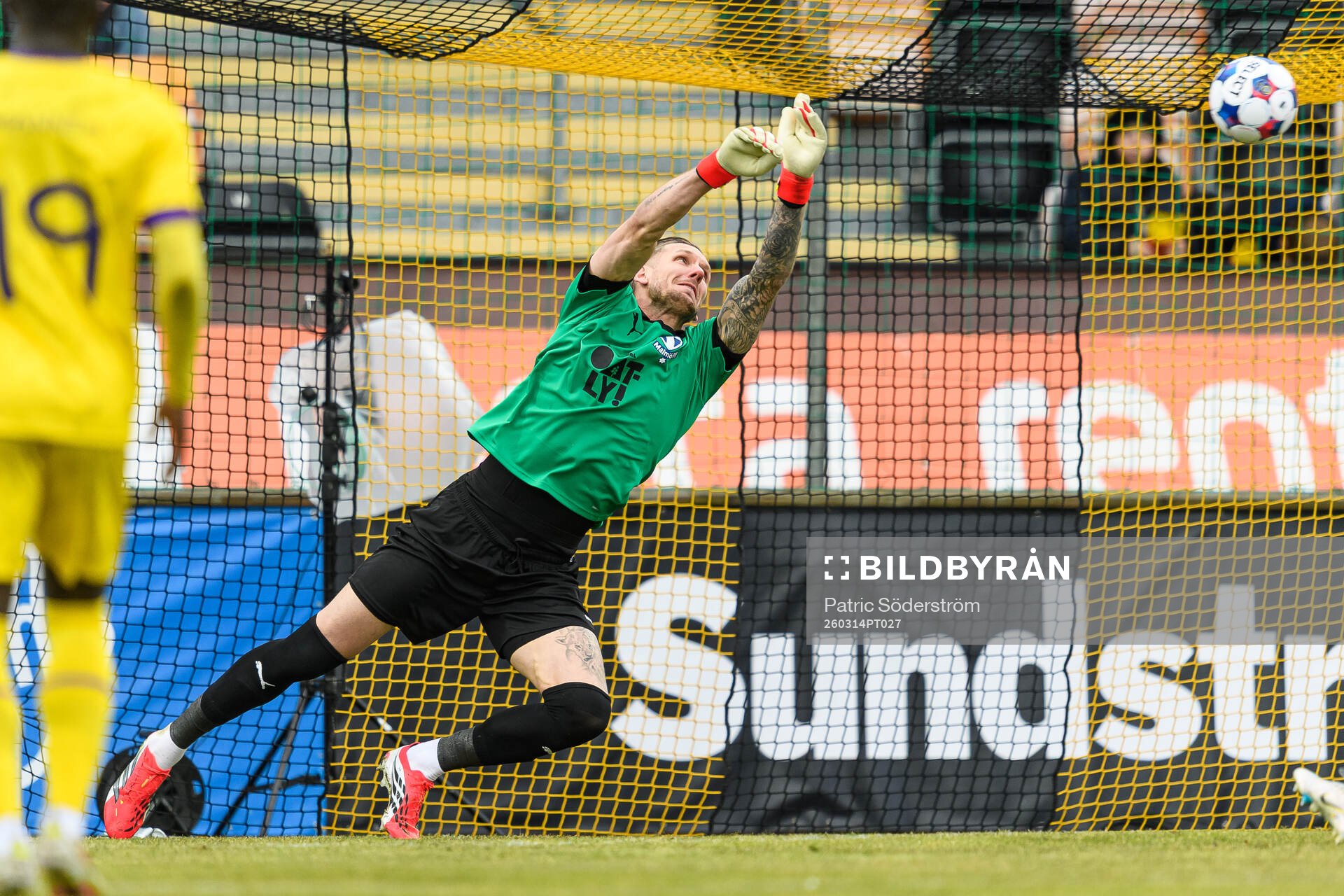 Mjällbys Elliot Stroud (ej i bild) gör 1-0 bakom Malmö
