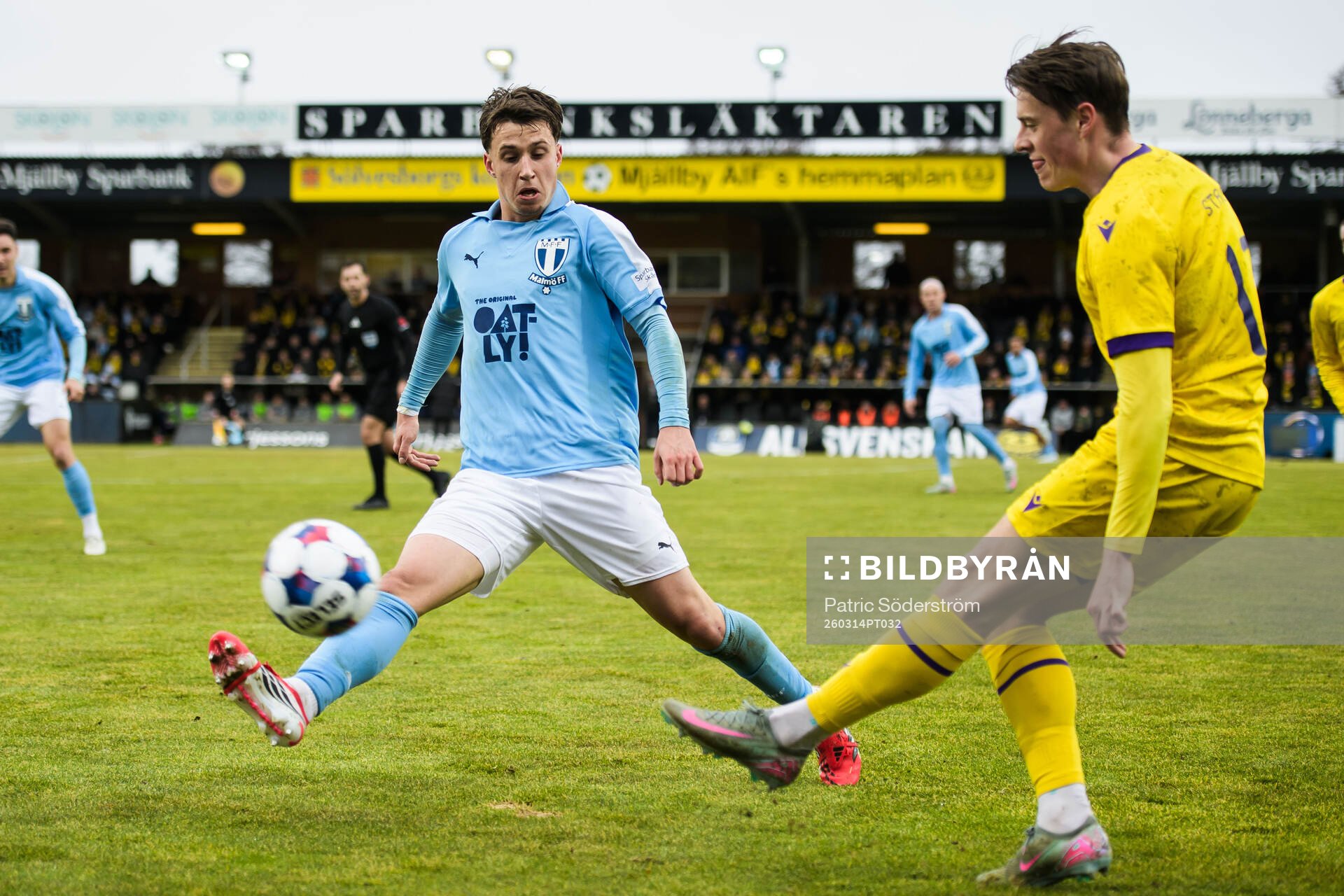 Malmö FFs Kenan Busuladzic och Mjällbys Elliot Stroud