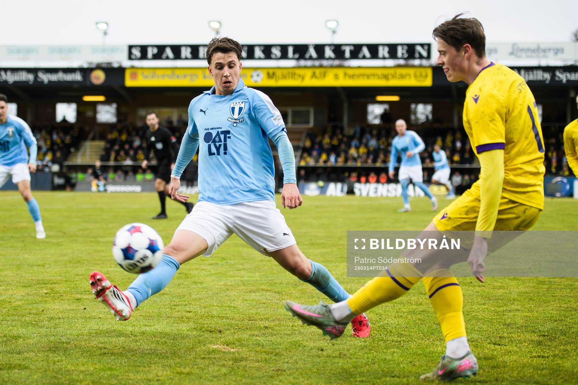 Malmö FFs Kenan Busuladzic och Mjällbys Elliot Stroud