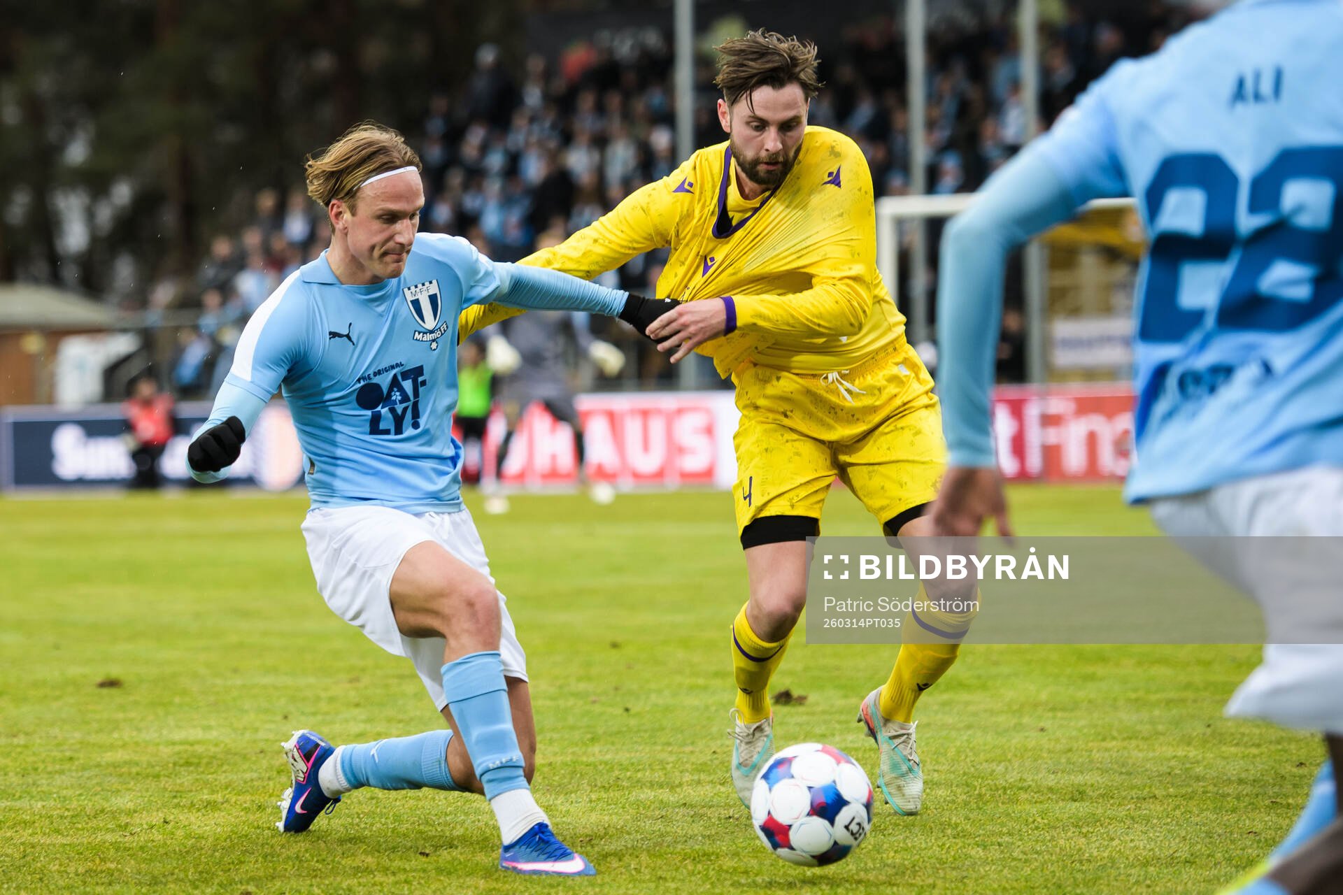Malmö FFs Erik Botheim och Mjällbys Axel Norén