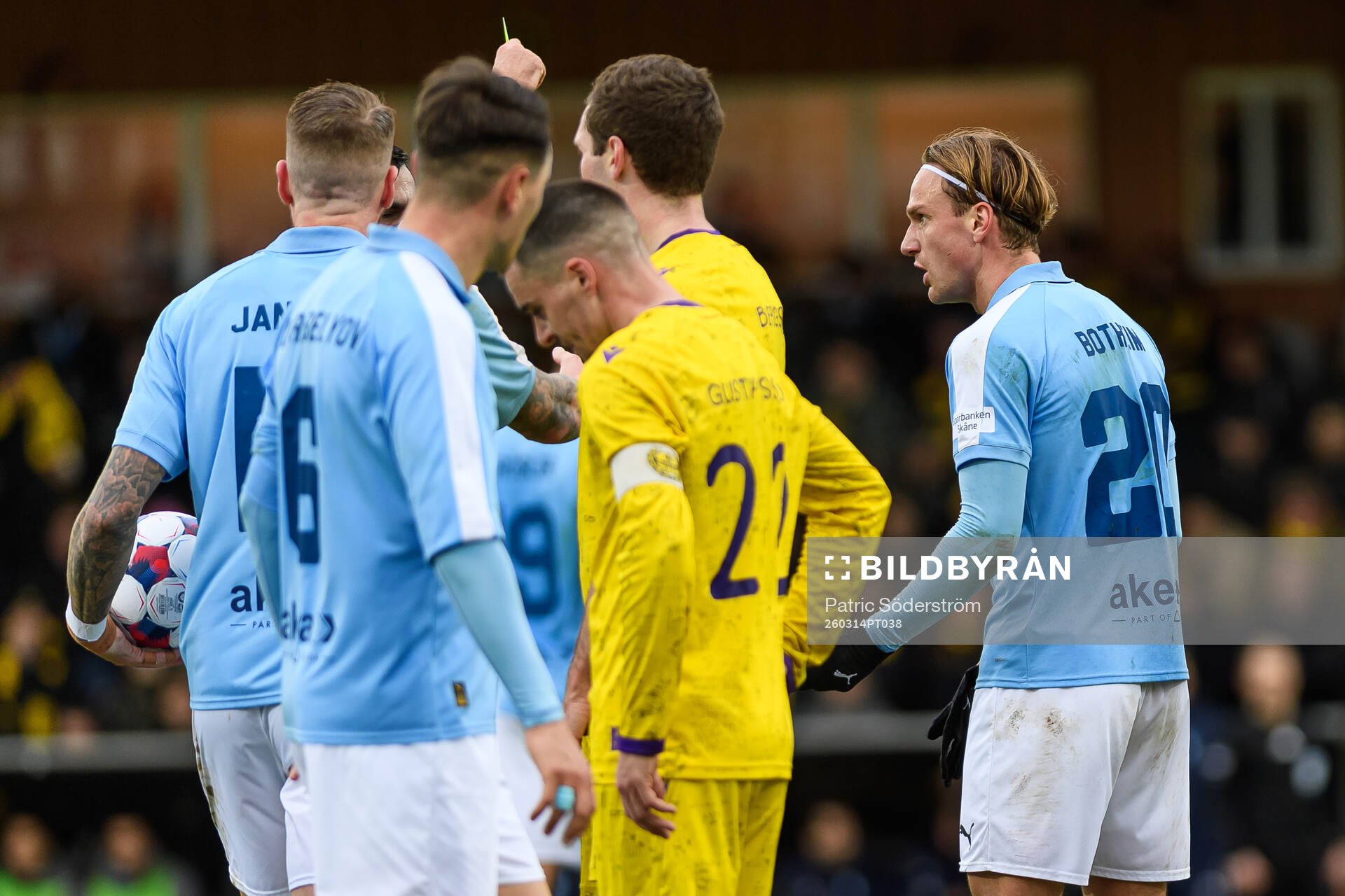 Malmö FFs Erik Botheim tilldelas ett gult kort