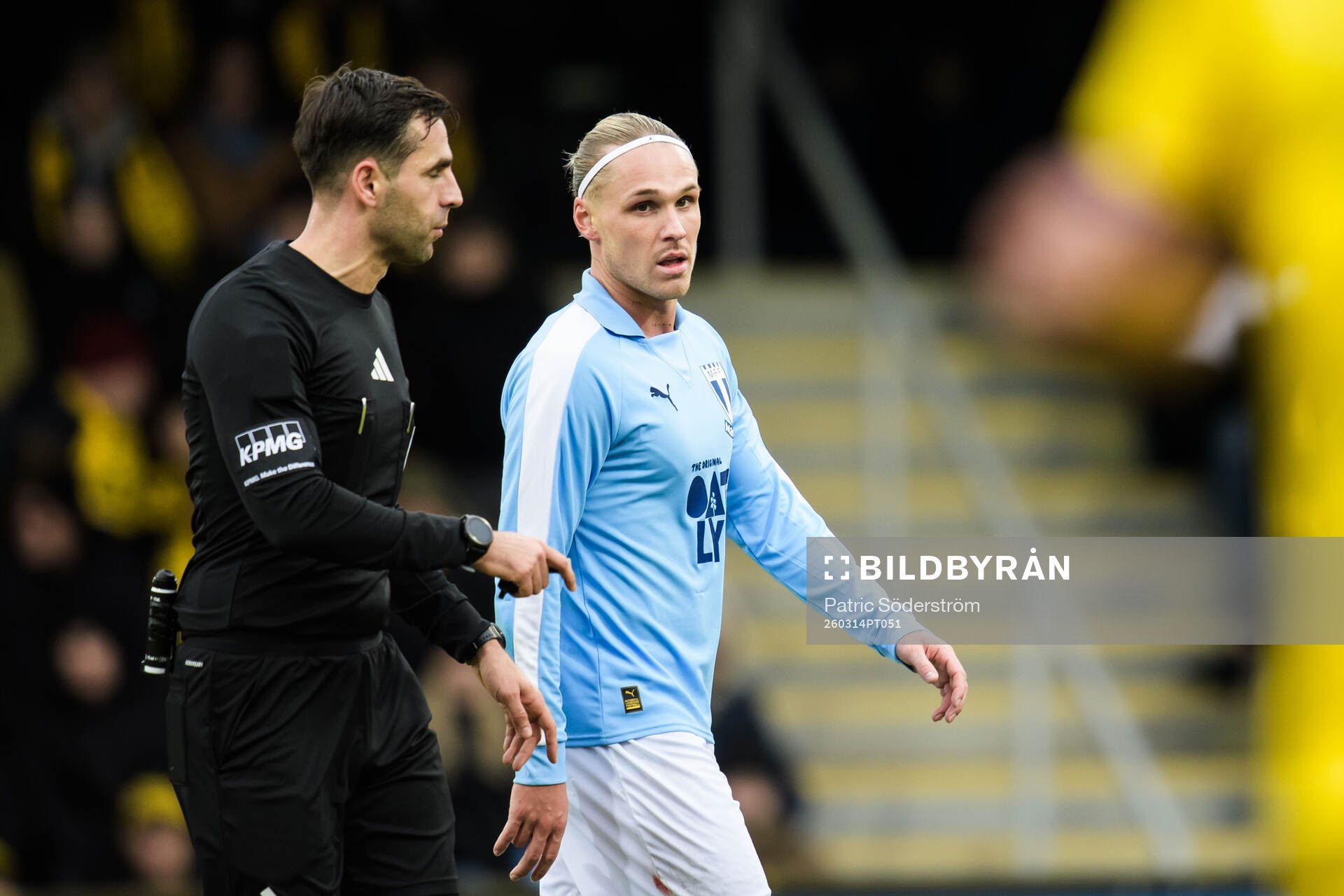 Assisterande domare Marcus Klitte och Malmö FFs Arnor