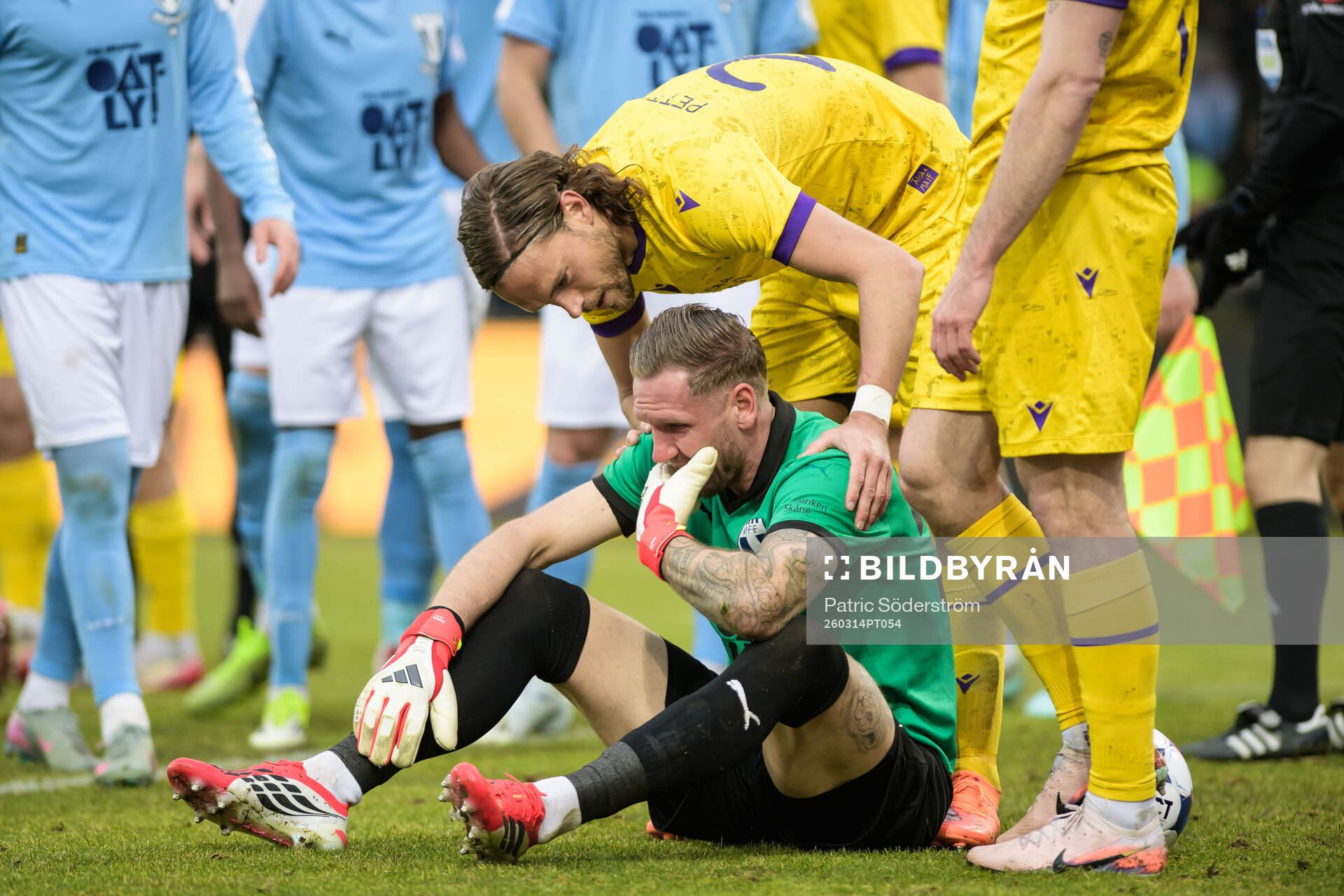 Mjällbys Tom Pettersson och Malmö FFs målvakt Robin