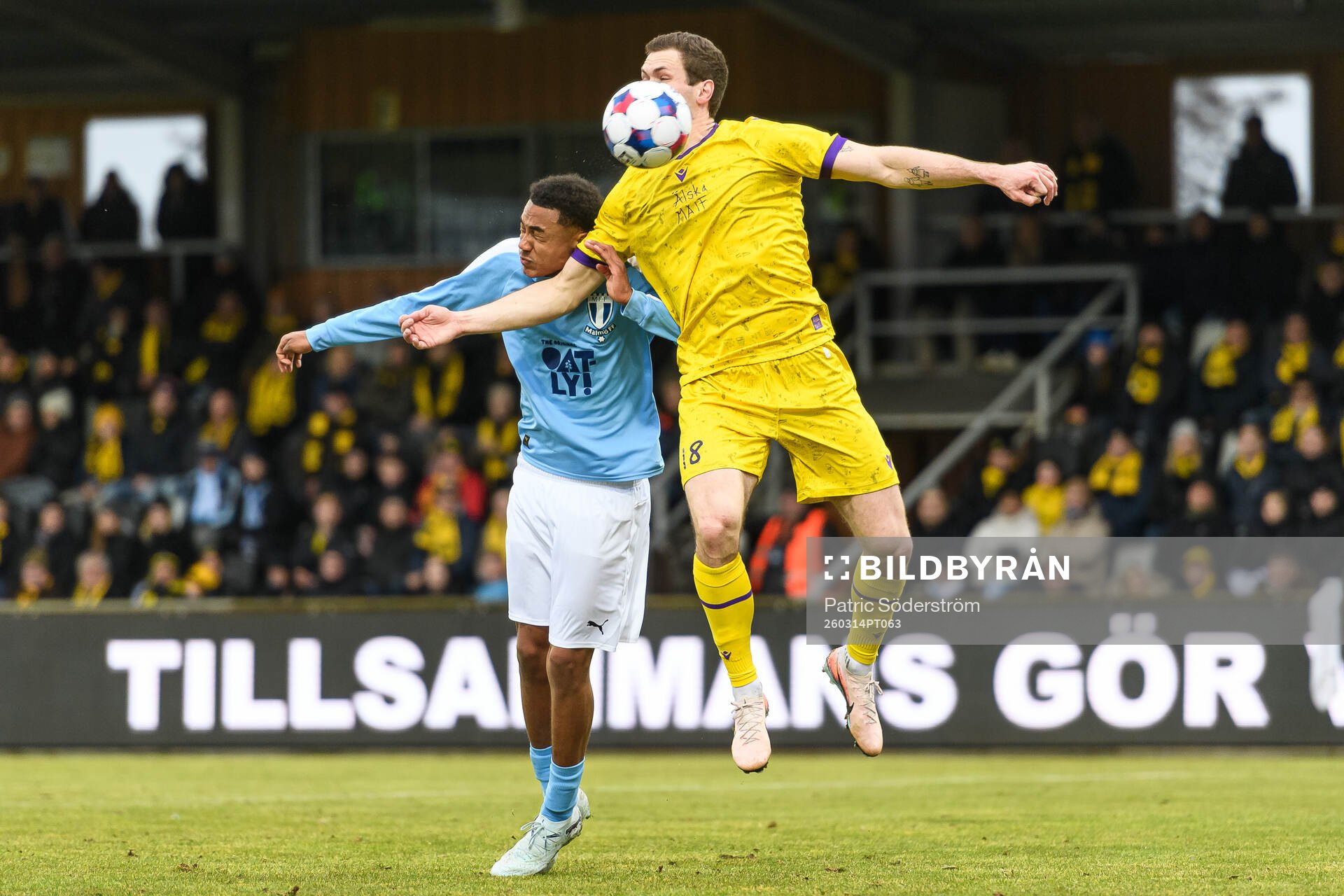 Malmö FFs Theodor Lundbergh och Mjällbys Jacob Bergström