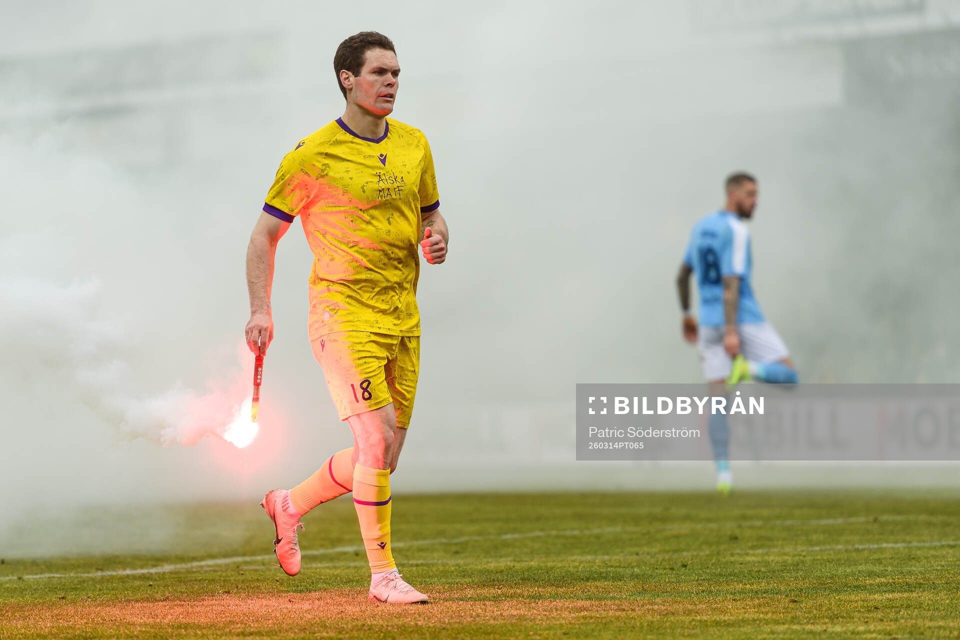 Mjällbys Jacob Bergström med en bengalisk eld
