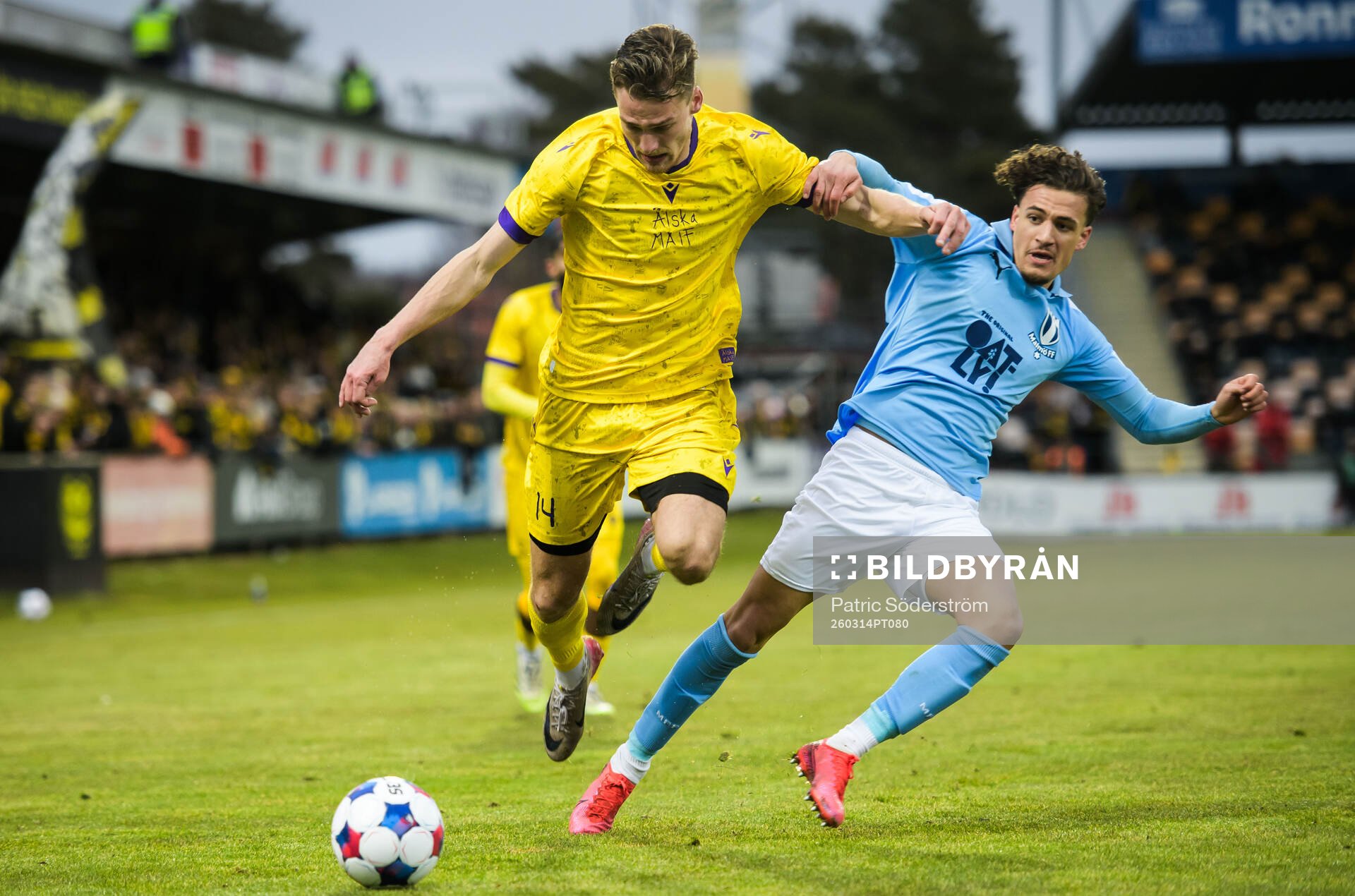 Mjällbys Villiam Granath och Malmö FFs Noah Åstrand John