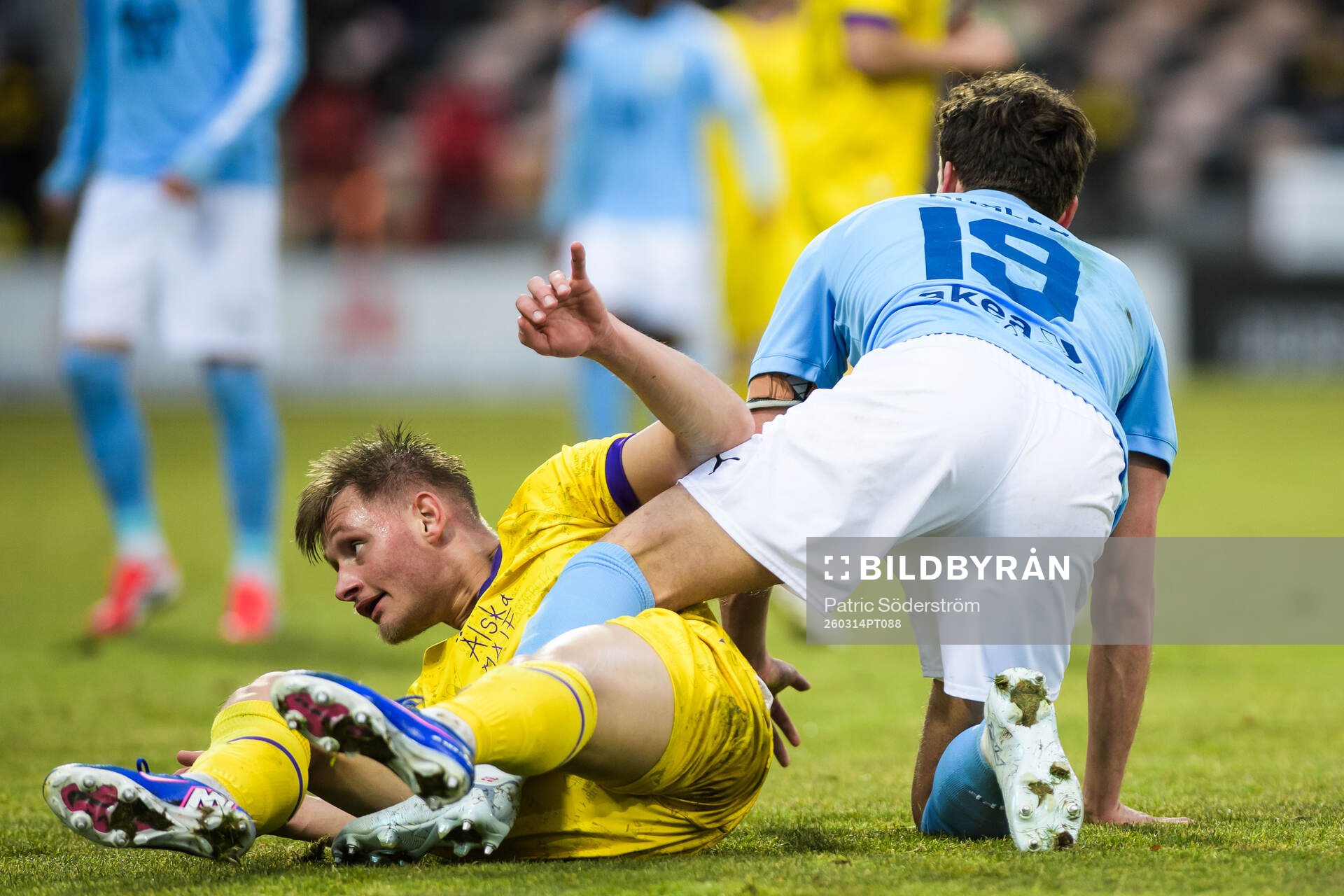 Mjällbys Aki Samuelsen och Malmö FFs Colin Rösler