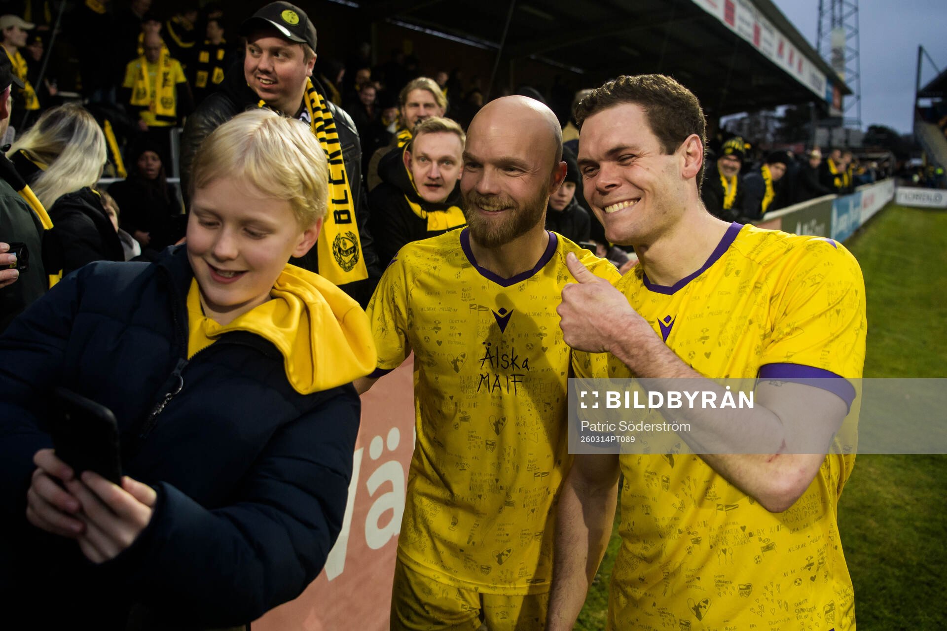 Mjällbys Viktor Gustafson och Jacob Bergström jublar