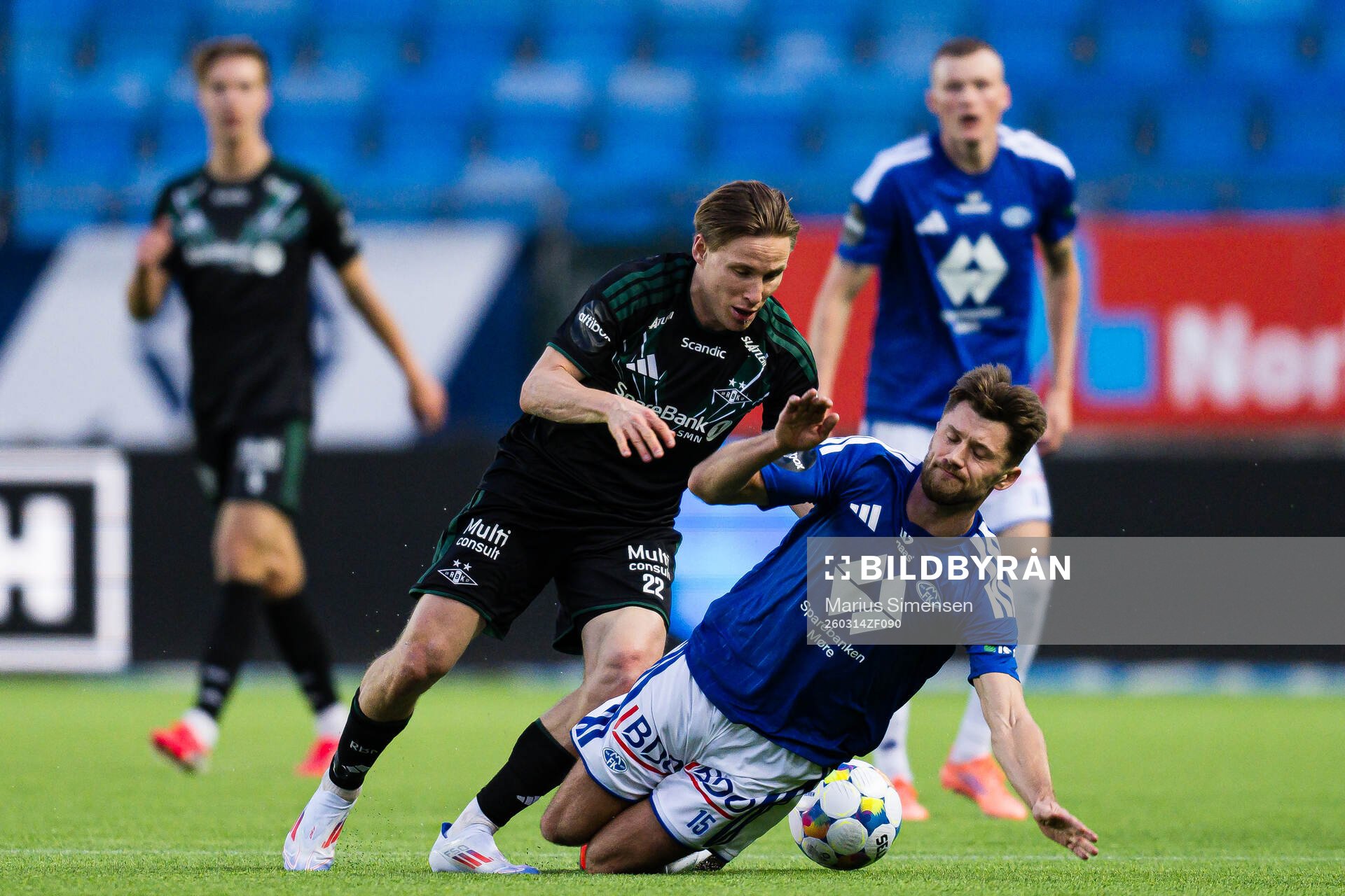 Jonas Svensson of Rosenborg and Vebjørn Hoff of Molde