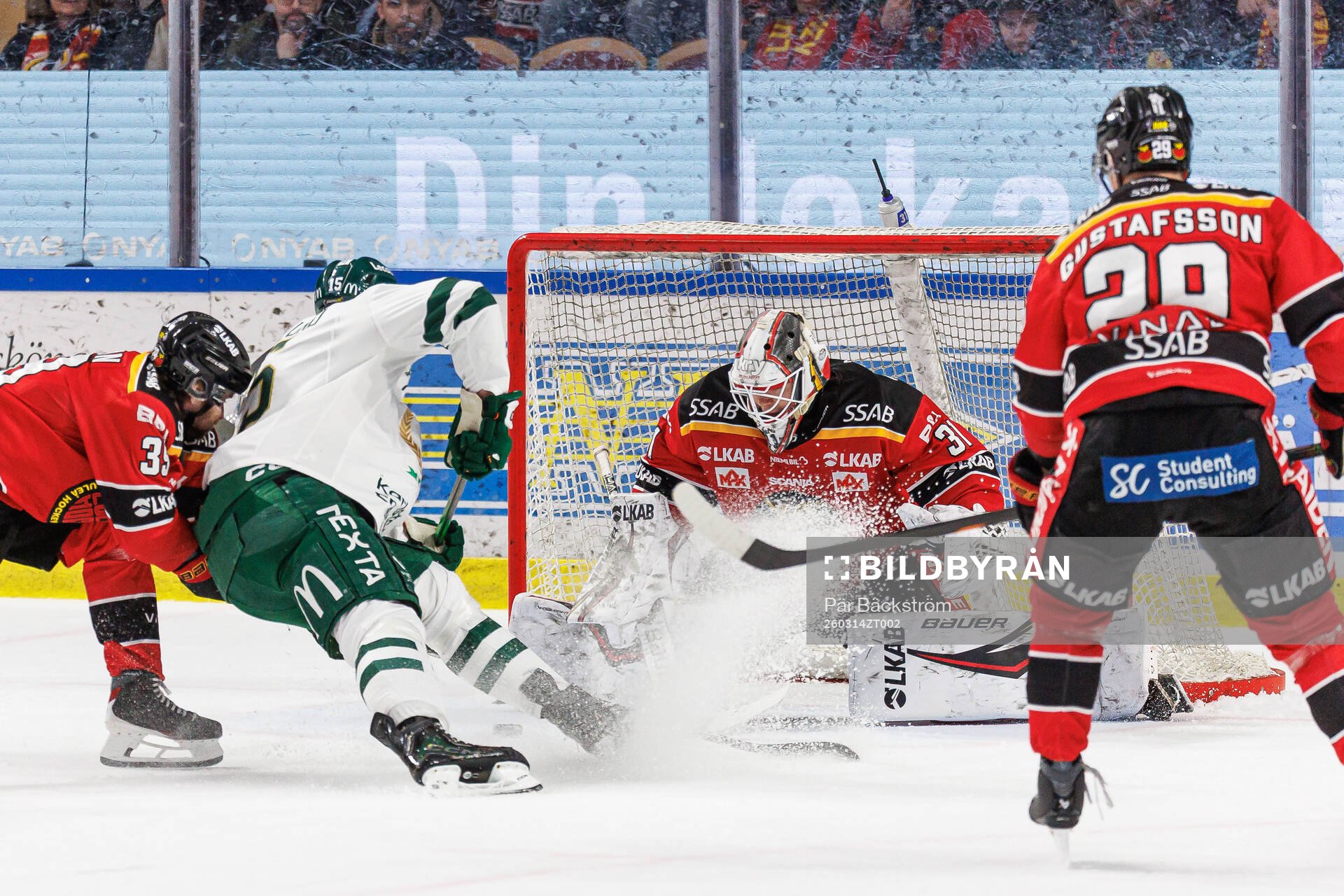 Färjestads Jack Berglund gör 0-1 på Luleås målvakt