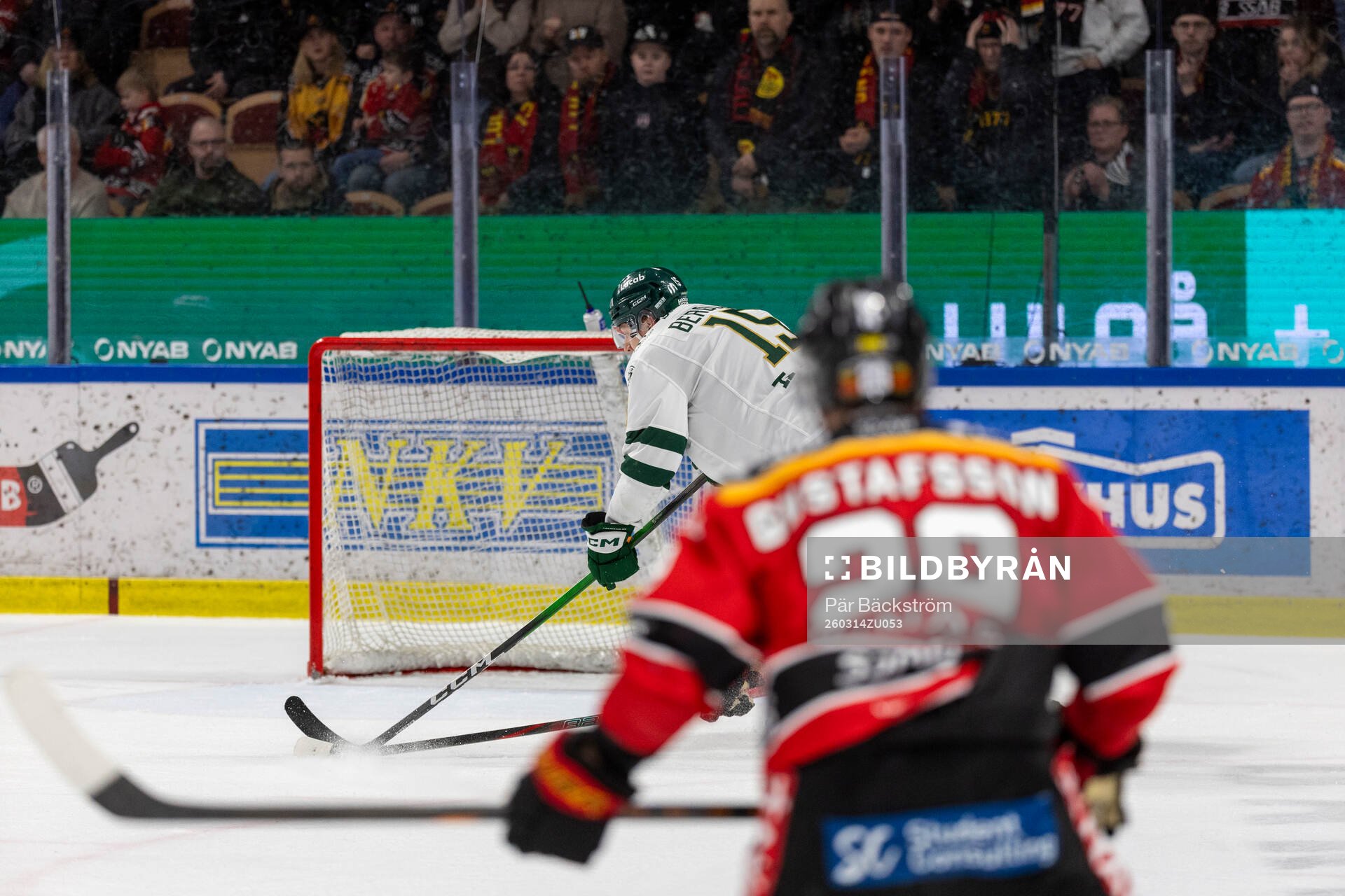 Luleås Erik Gustafsson ser Färjestads Jack Berglund