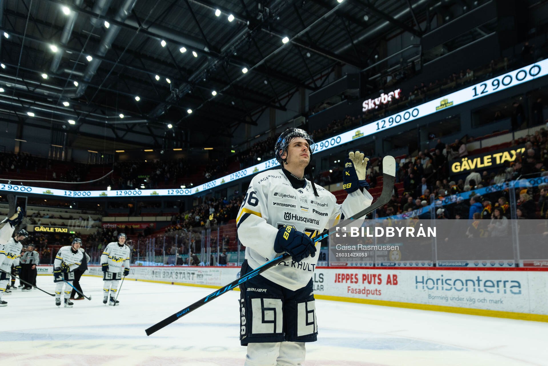 HV71s Nikola Pasic tackar publiken