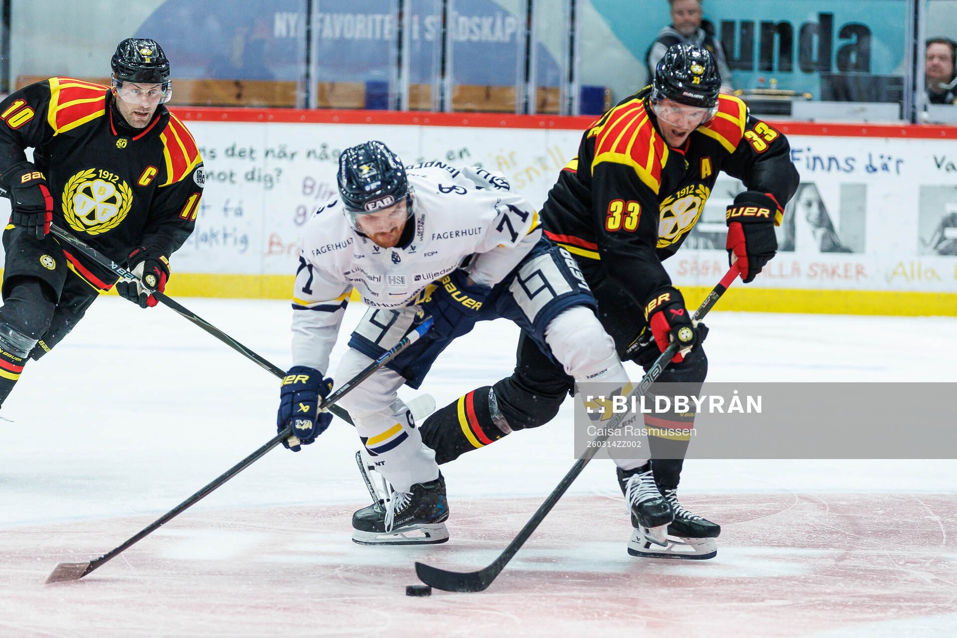 HV71s William Ignberg Nilsson och Brynäs Johan Larsson och