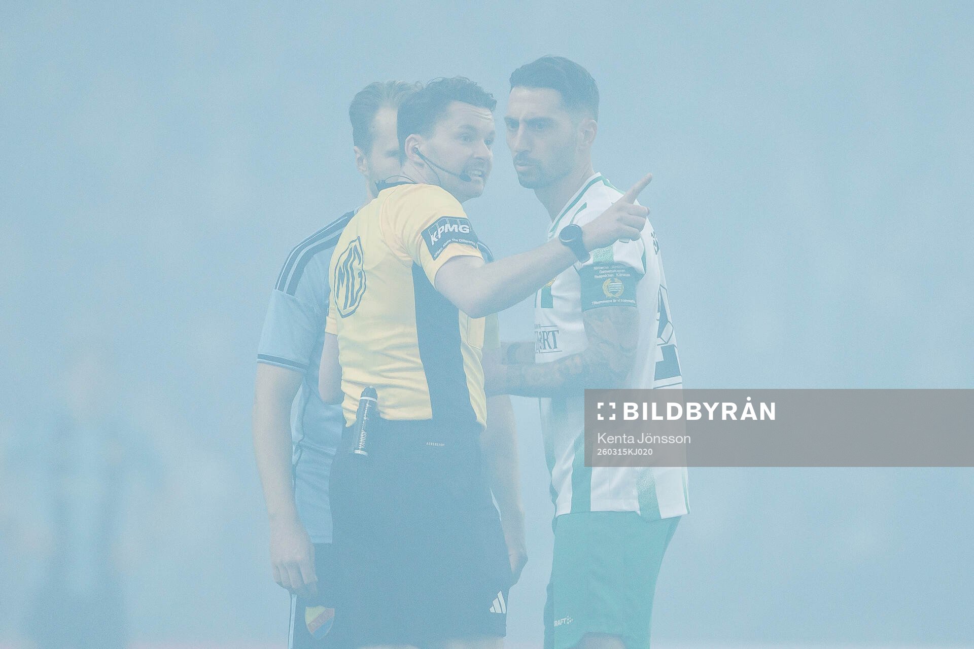 Hammarbys Nahir Besara i samtal med Domare Joakim Sars