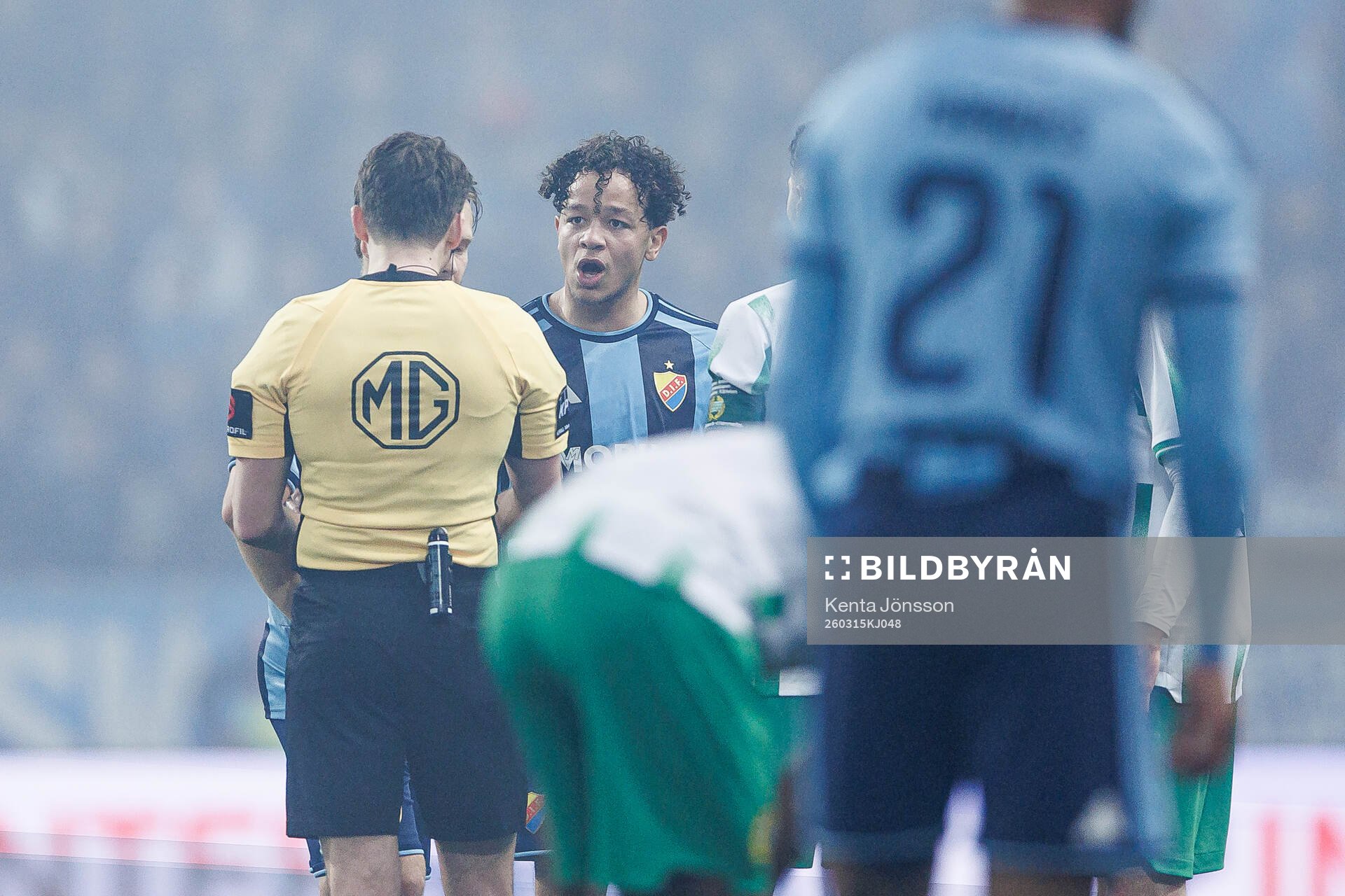 Djurgårdens Mikael Anderson i samtal med Domare Joakim Sars