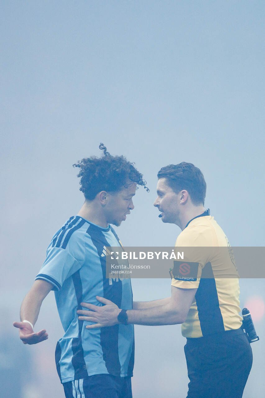 Djurgårdens Mikael Anderson och domare Joakim Sars