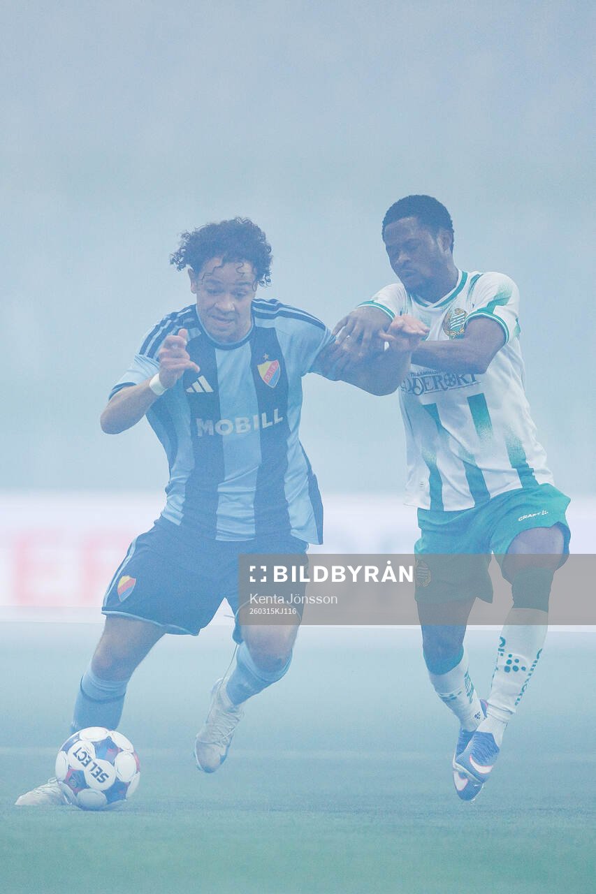 Djurgårdens Mikael Anderson oc Hammarbys Frank Junior Adjei