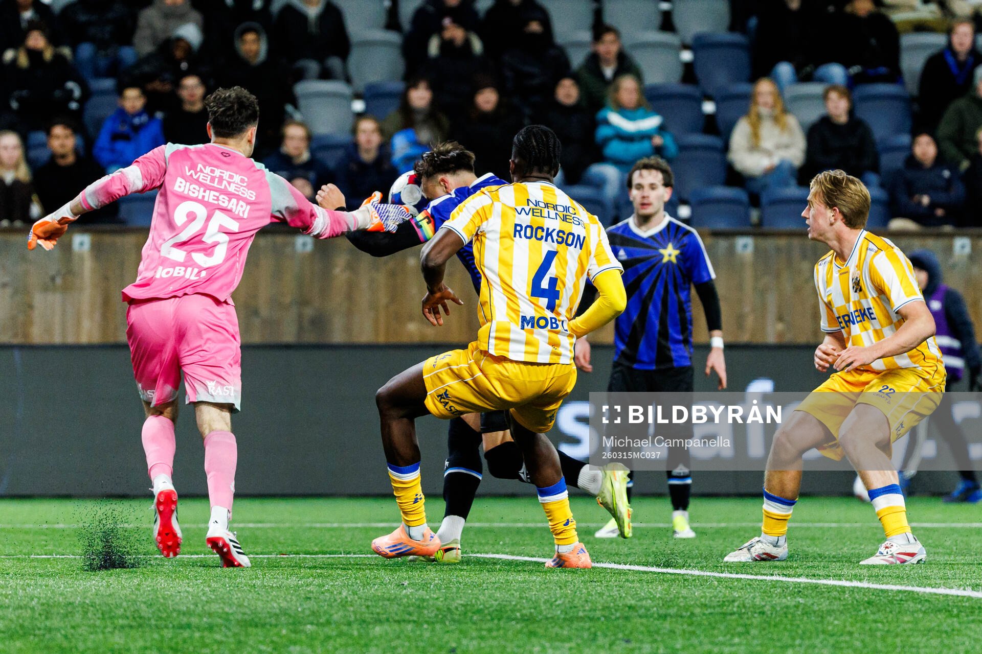 IFK Göteborgs målvakt Elis Bishesari och Sirius Henrik