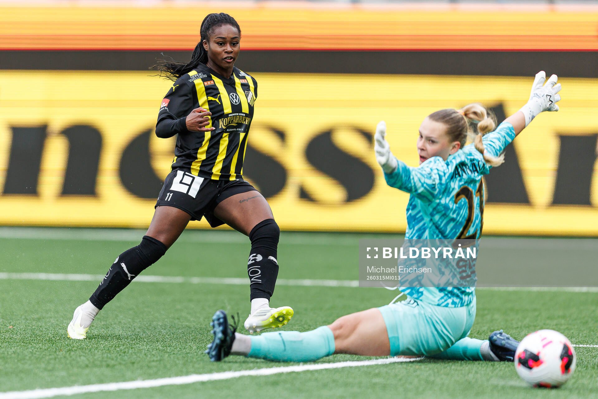 Häckens Monica Jusu Bah gör 1-0 bakom AIKs målvakt