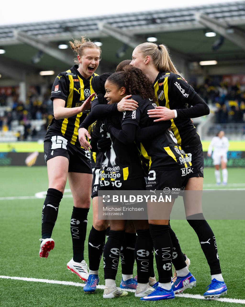 Häckens Monica Jusu Bah jublar med lagkamrater