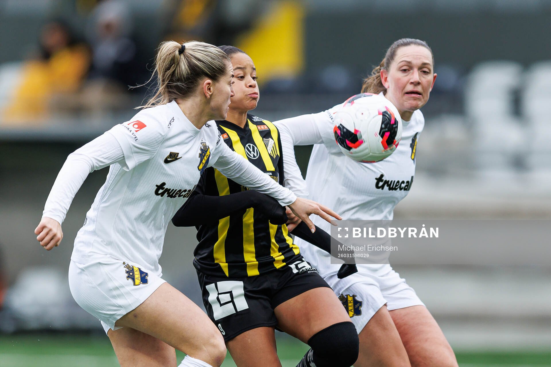AIKs Linda Sembrant och Jennie Nordin mot Häckens Felicia