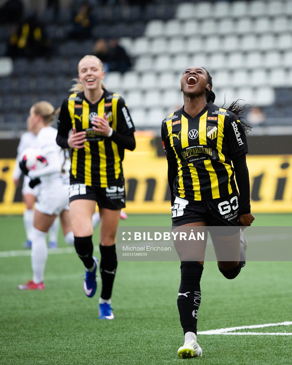 Häckens Monica Jusu Bah jublar