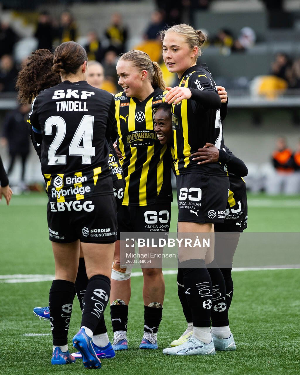 Häckens Monica Jusu Bah jublar med lagkamrater