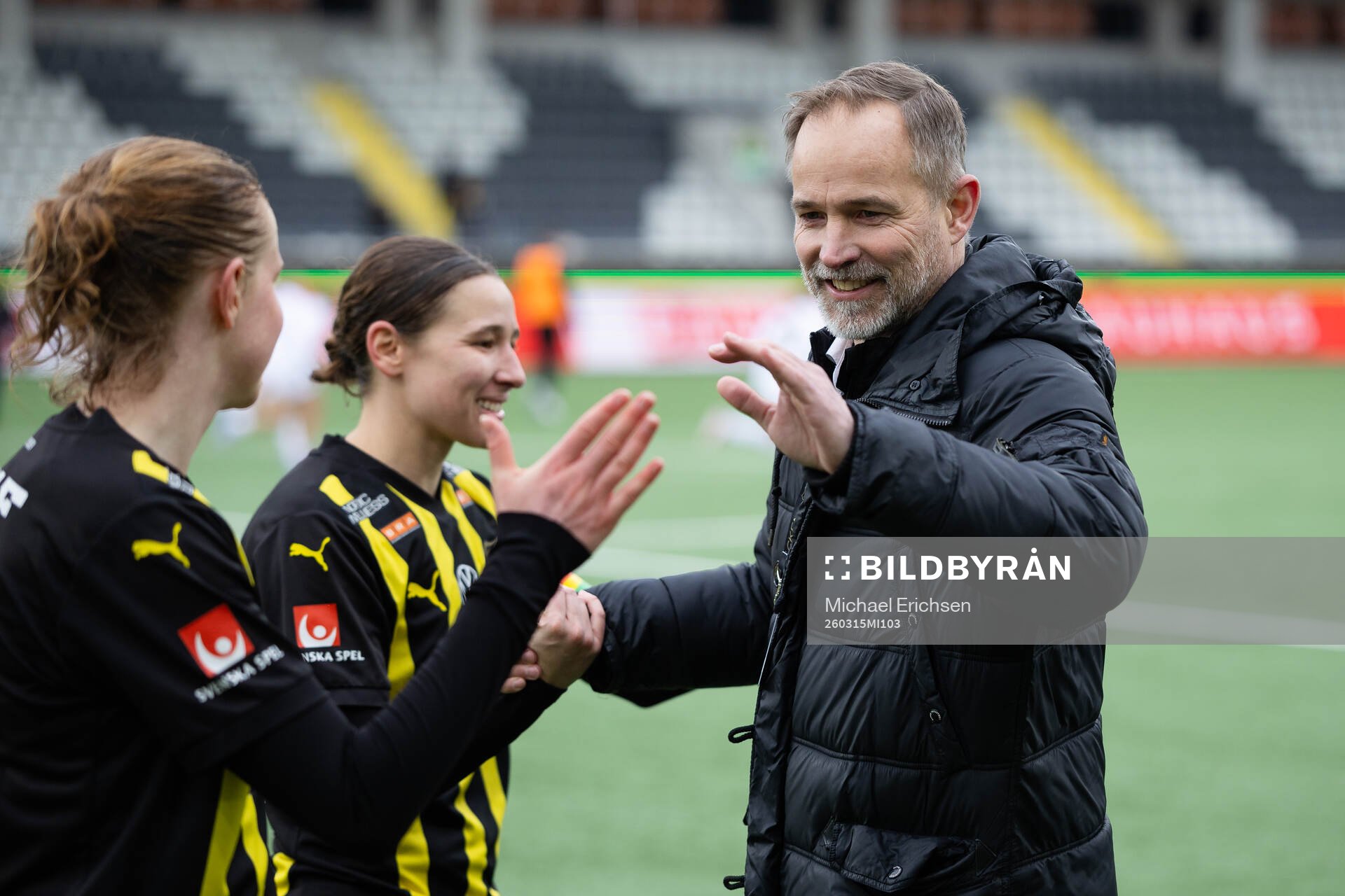 Häckens sportchef Christian Lundström gratulerar Tabby