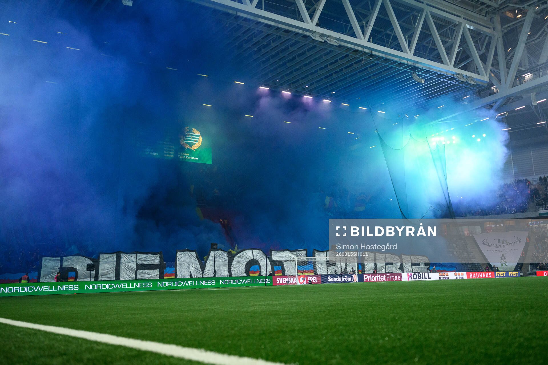 Djurgårdens supportrar med ett tifo