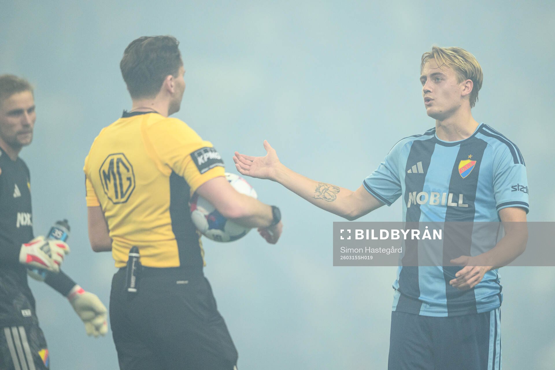 Djurgårdens Oskar Fallenius i samtal med Domare Joakim Sars