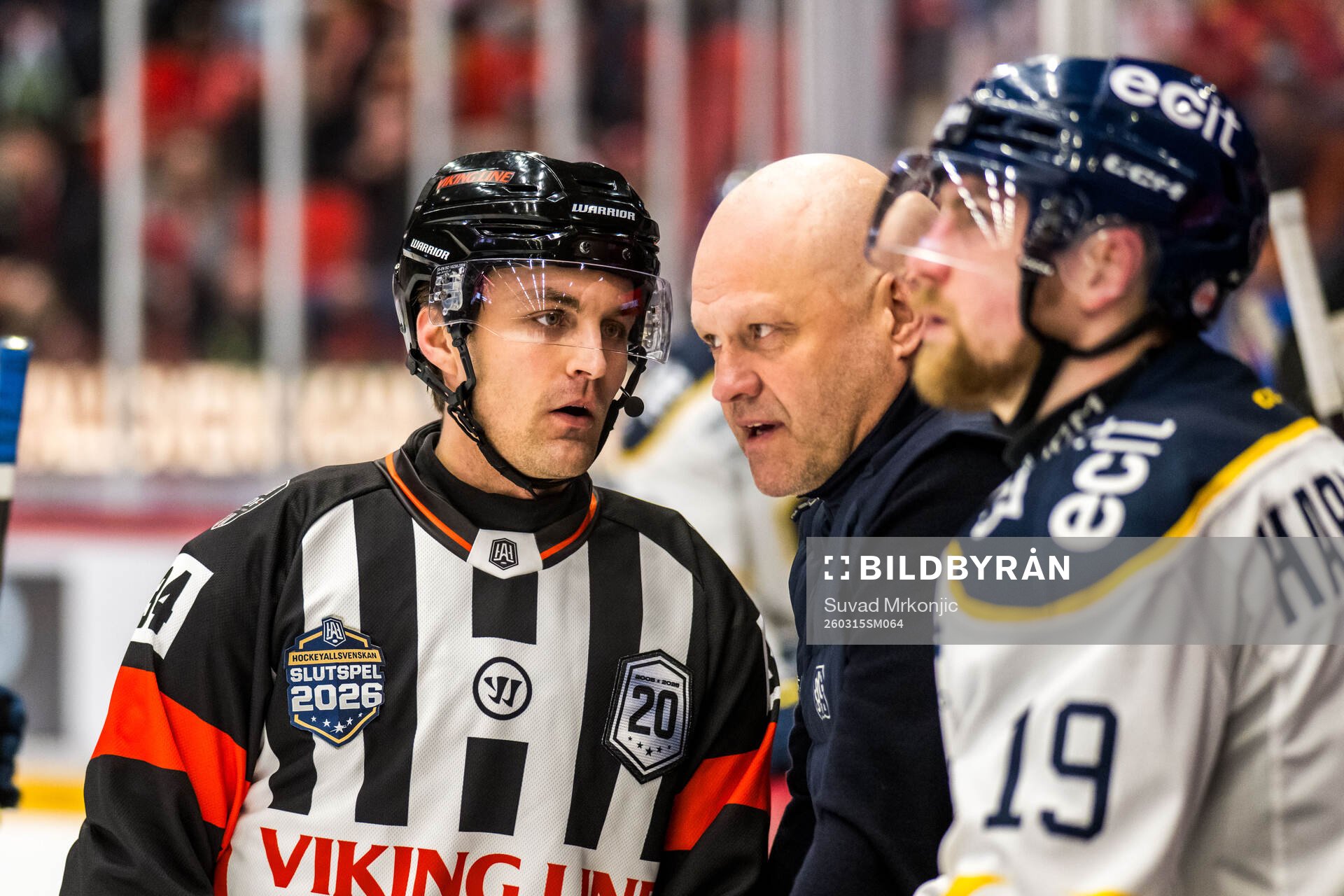 Domare Niclas Lundsgaard och Södertäljes tränare Andreas